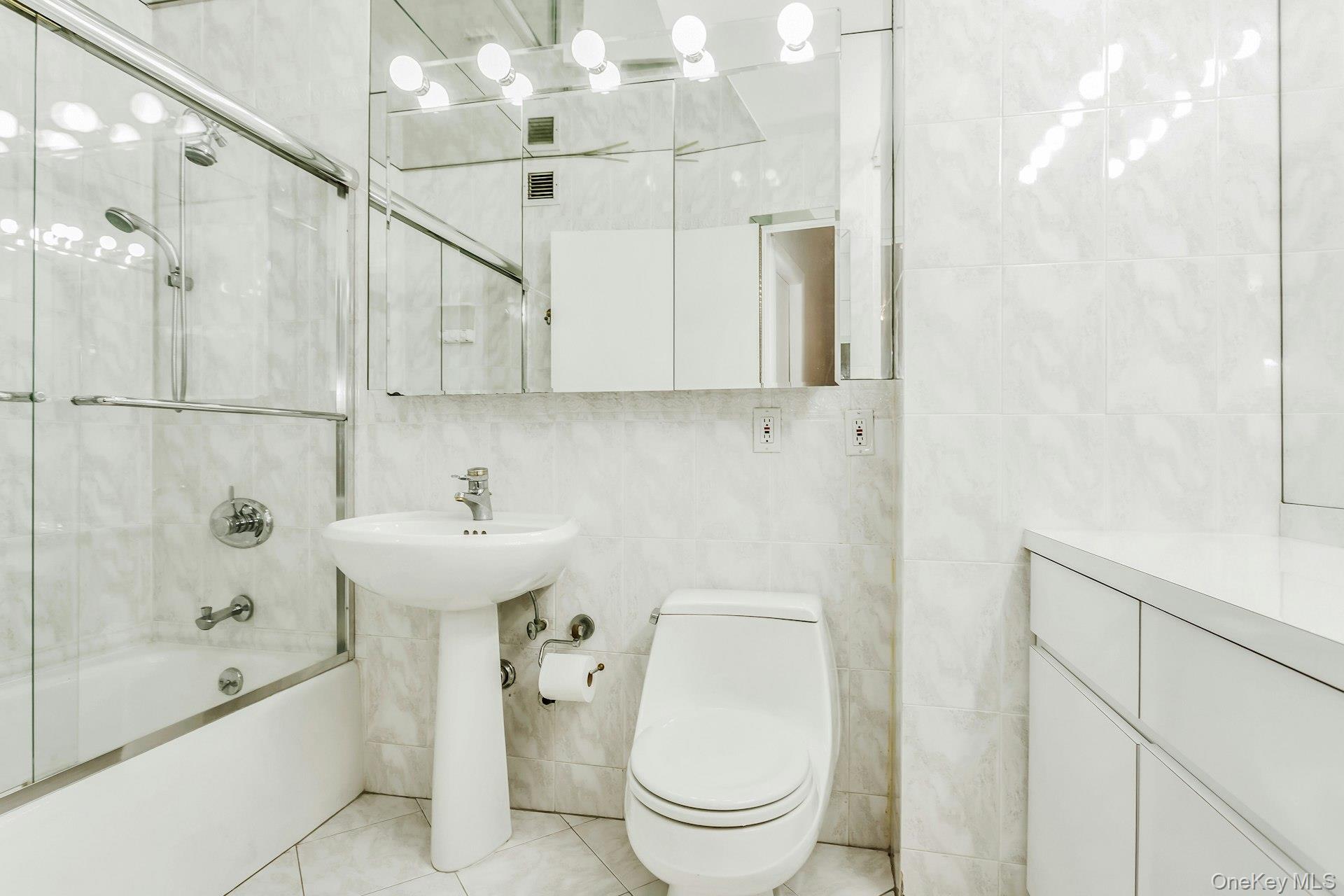 #17 photo, 269-10 Grand Central Parkway, कुईंस Floral Park , NY 11005