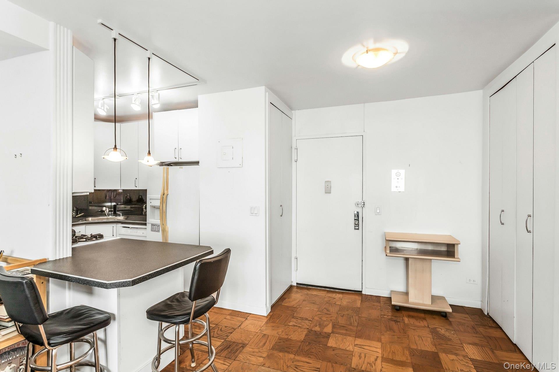 #4 photo, 269-10 Grand Central Parkway, कुईंस Floral Park , NY 11005