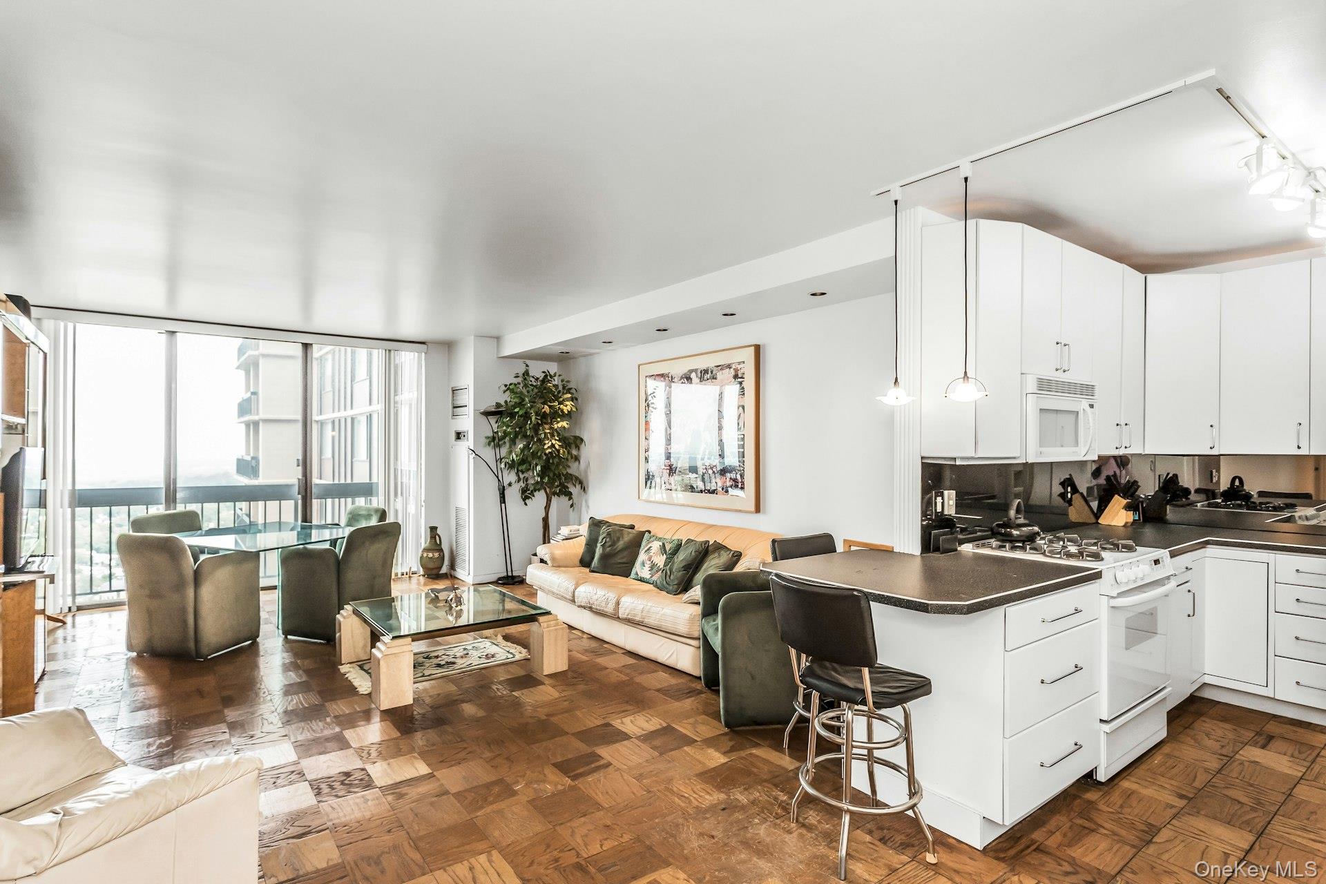 #6 photo, 269-10 Grand Central Parkway, कुईंस Floral Park , NY 11005