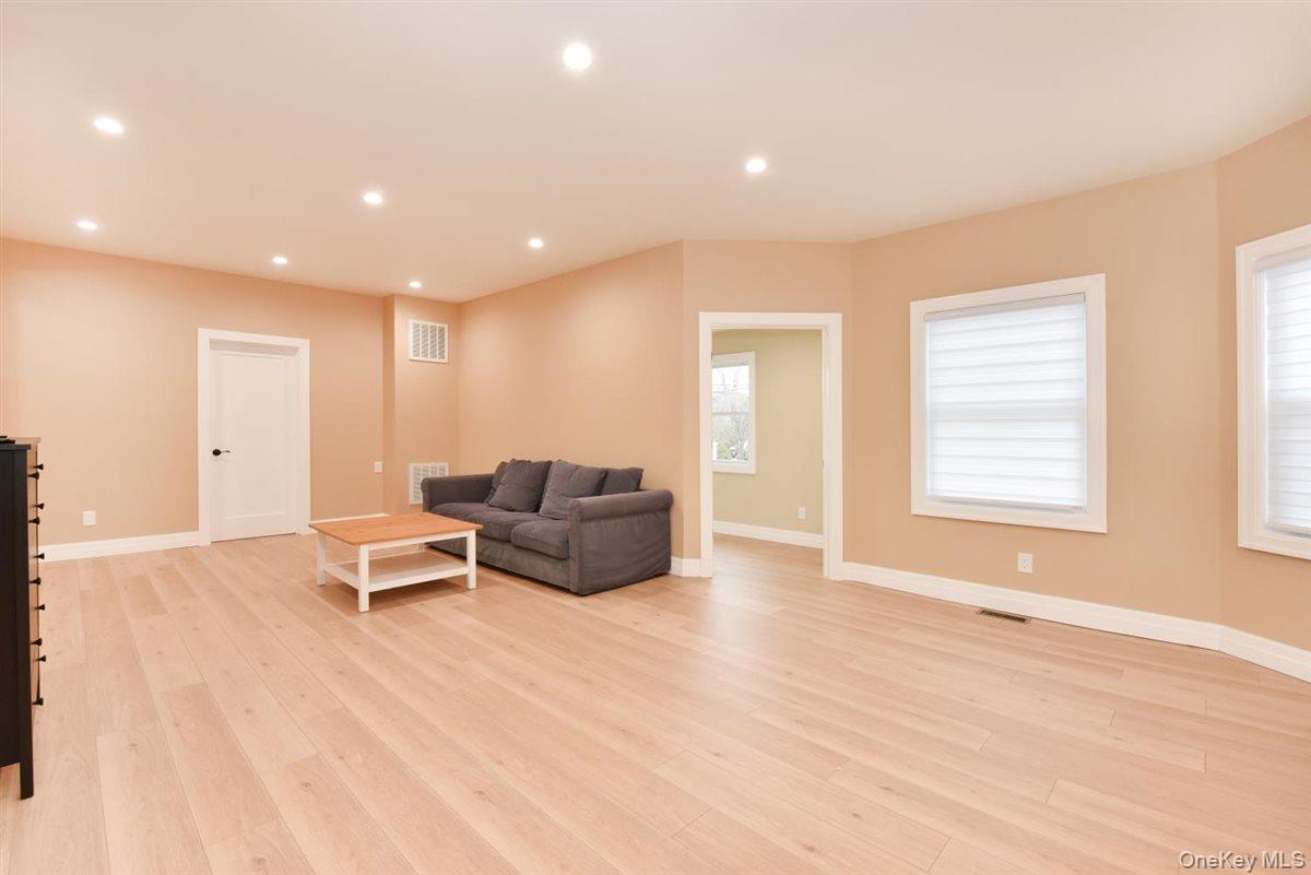 #4 photo, 115 N Bergen Place, מחוז נסאו Freeport , NY 11520