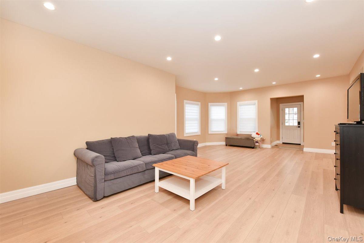 #5 photo, 115 N Bergen Place, מחוז נסאו Freeport , NY 11520