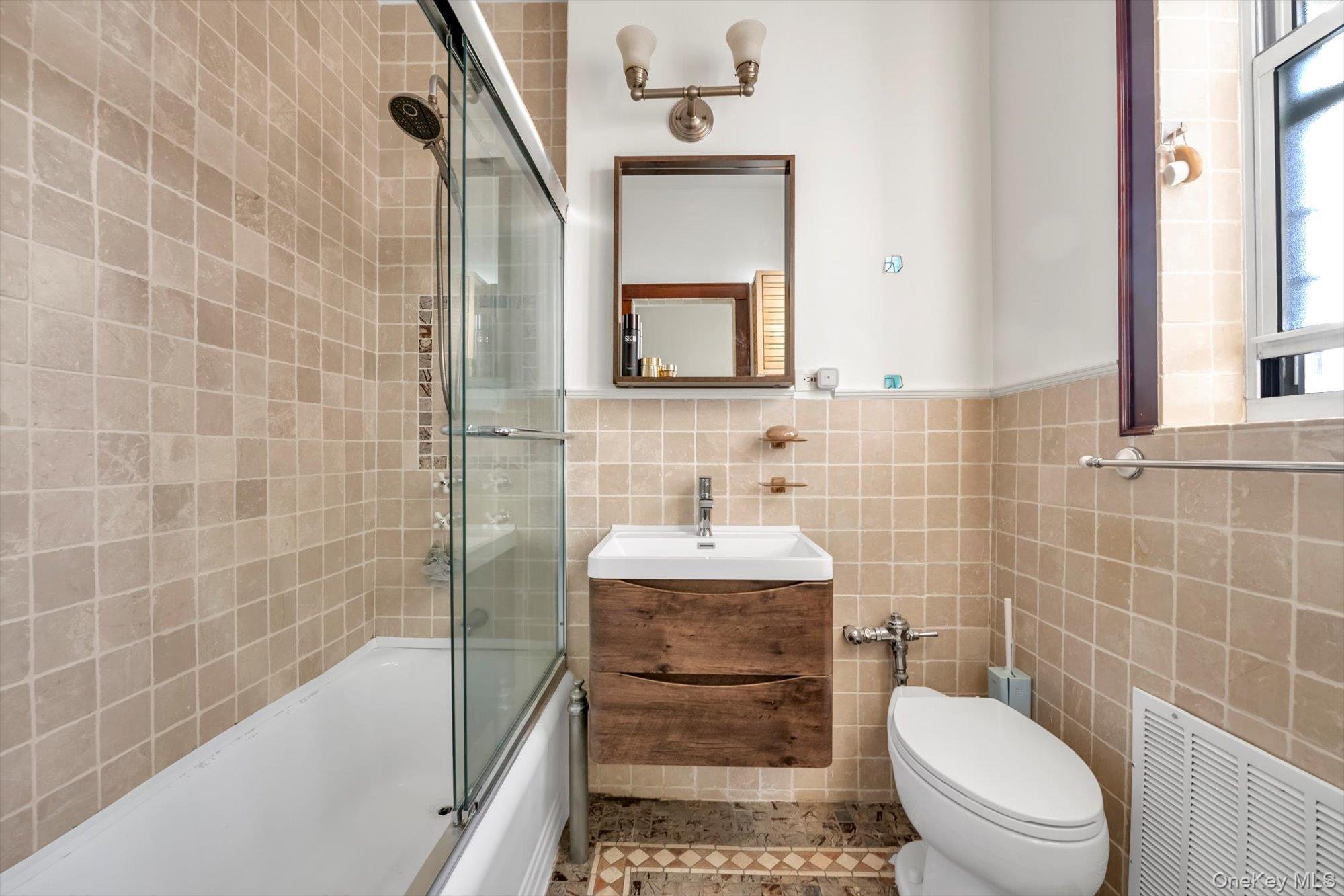 #11 photo, 35-24 72nd Street, कुईंस Jackson Heights , NY 11372