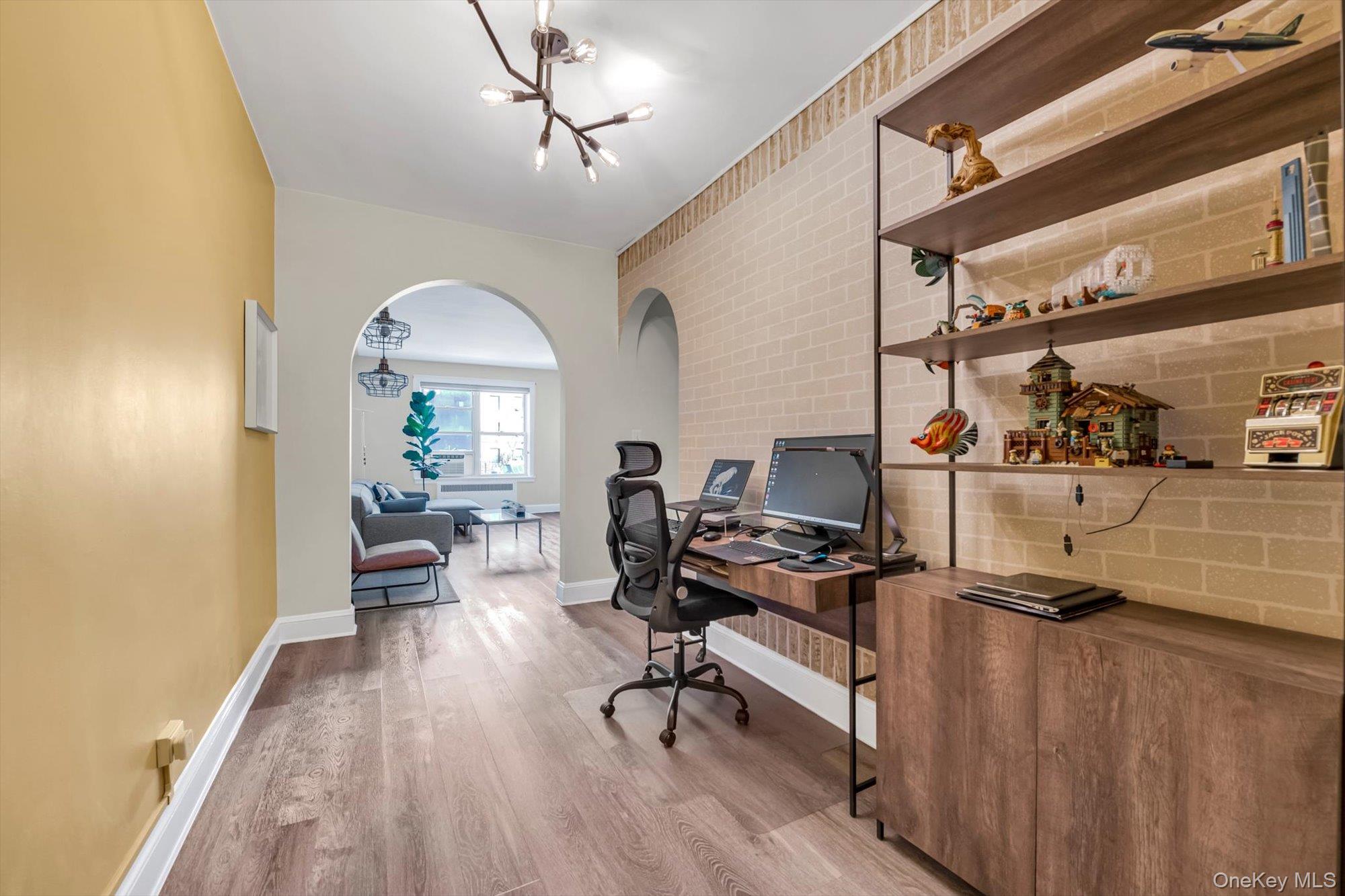 #5 photo, 35-24 72nd Street, कुईंस Jackson Heights , NY 11372