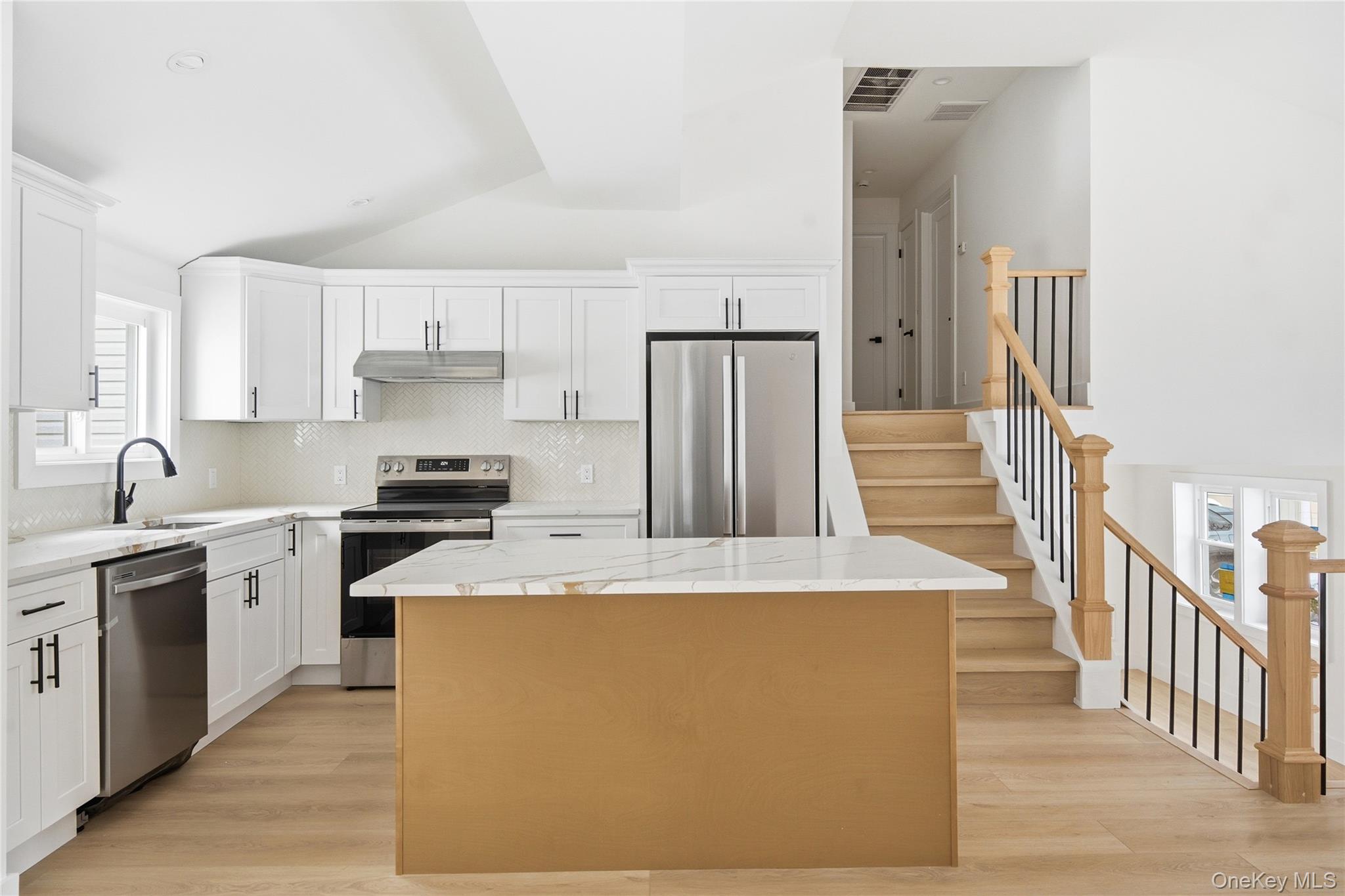 #2 photo, 126 Country Village Lane, 東長島 East Islip , NY 11730