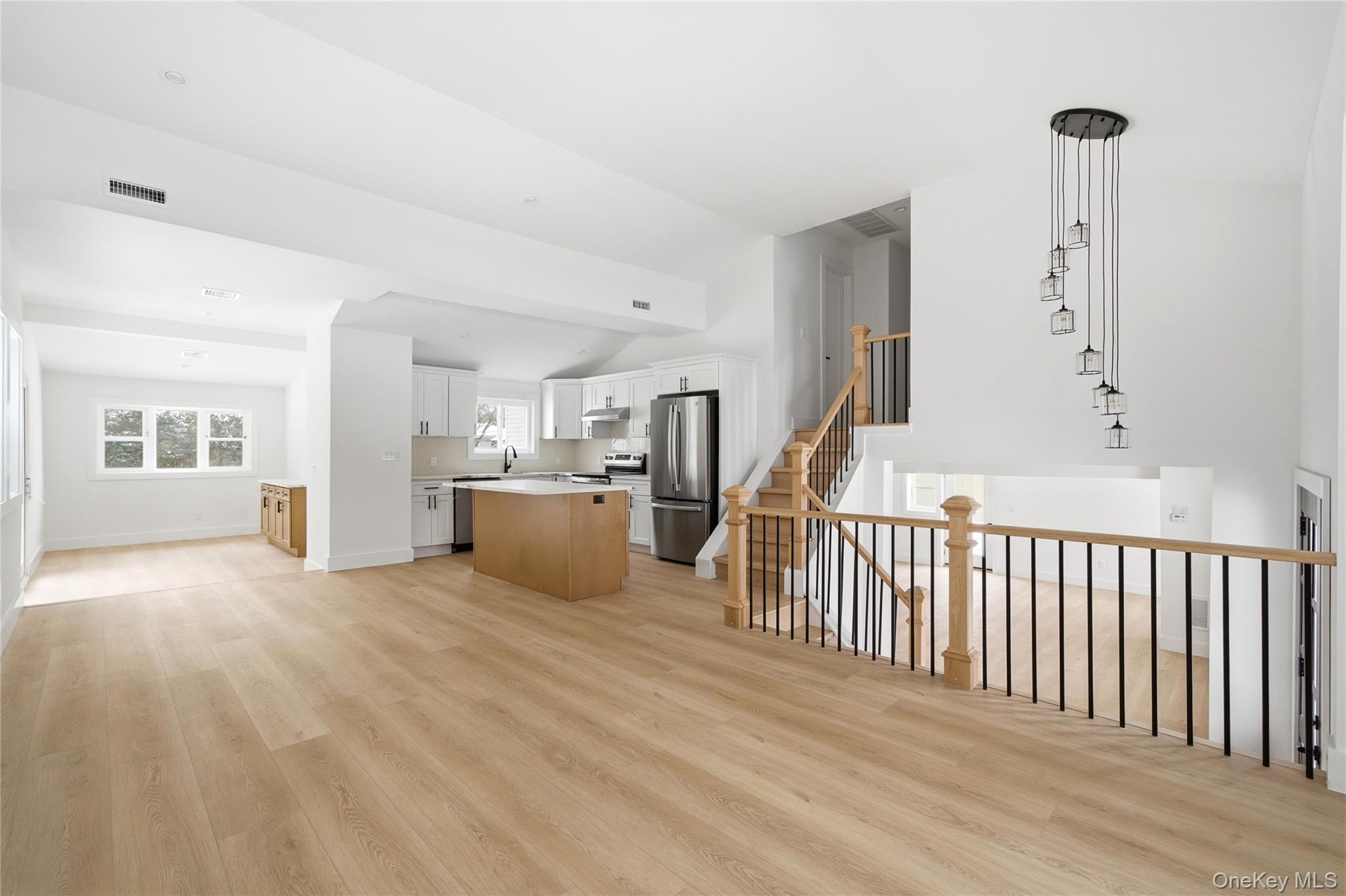 #8 photo, 126 Country Village Lane, 東長島 East Islip , NY 11730