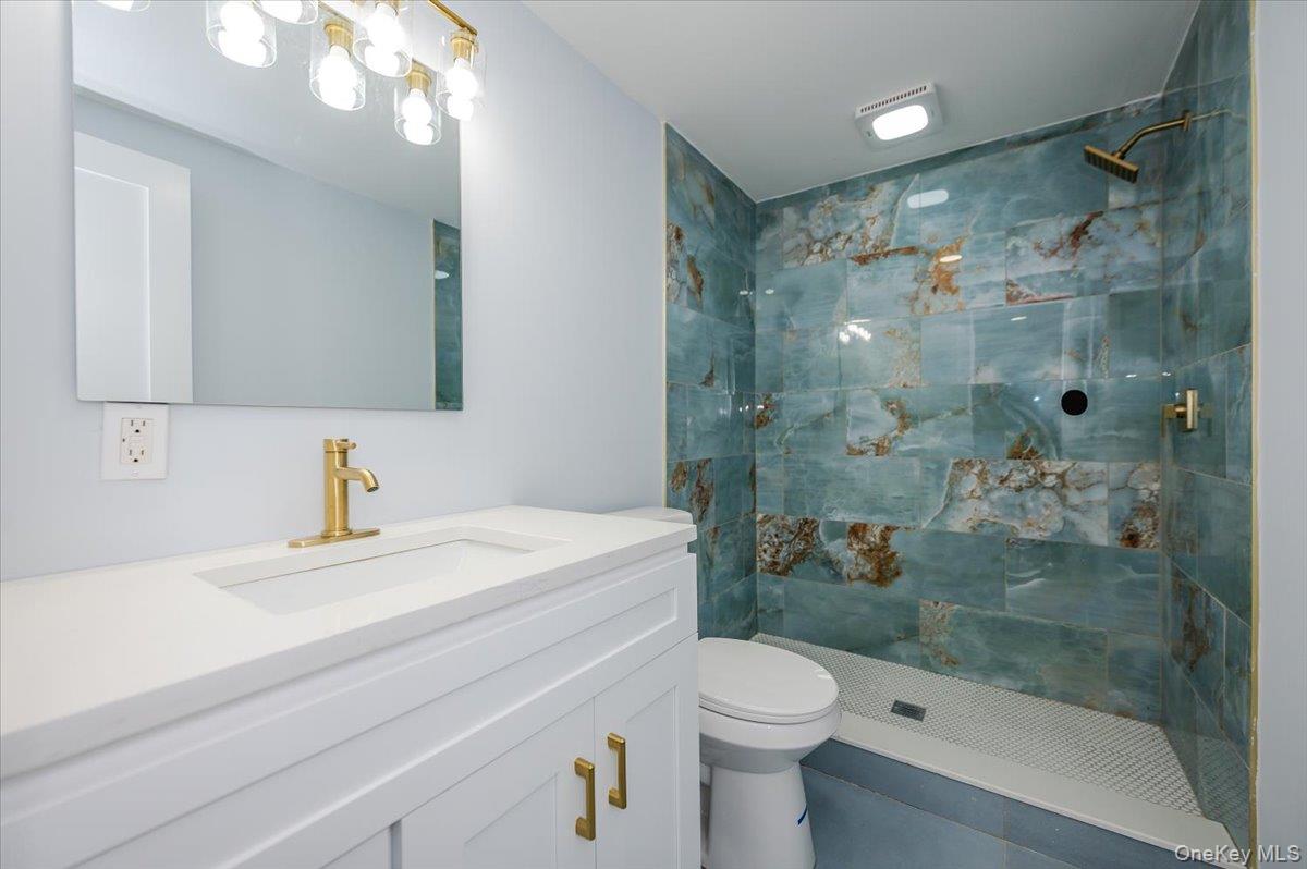 #13 photo, 571 Center Dyre Avenue, Саффолк ‖ West Islip , NY 11795