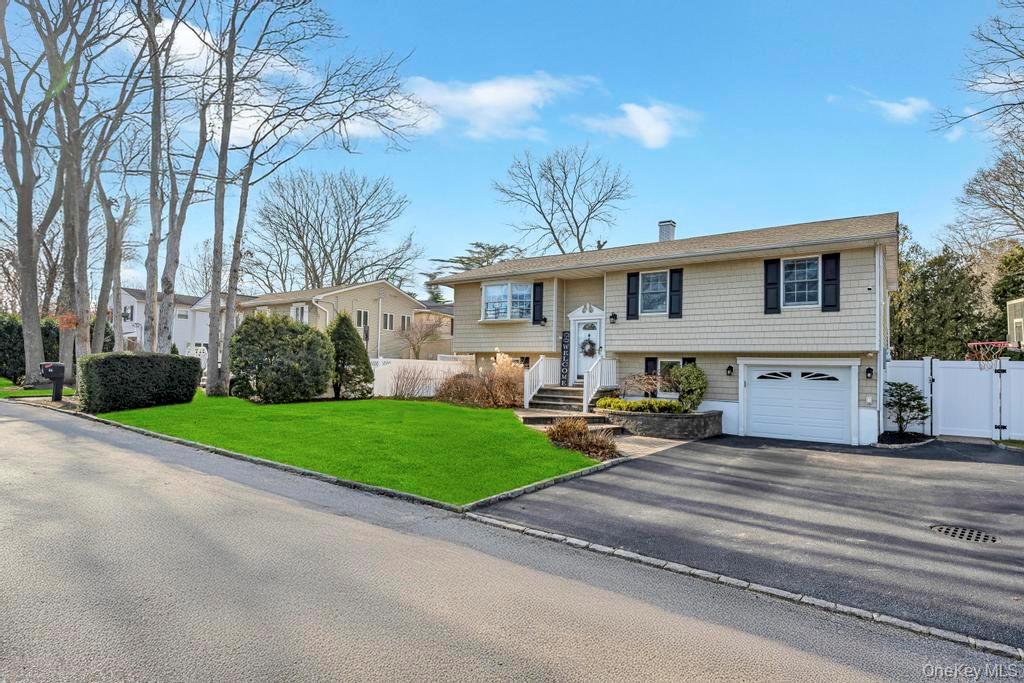 #2 photo, 62 Forest Avenue, सफ़ोक काउंटी Lake Grove , NY 11755