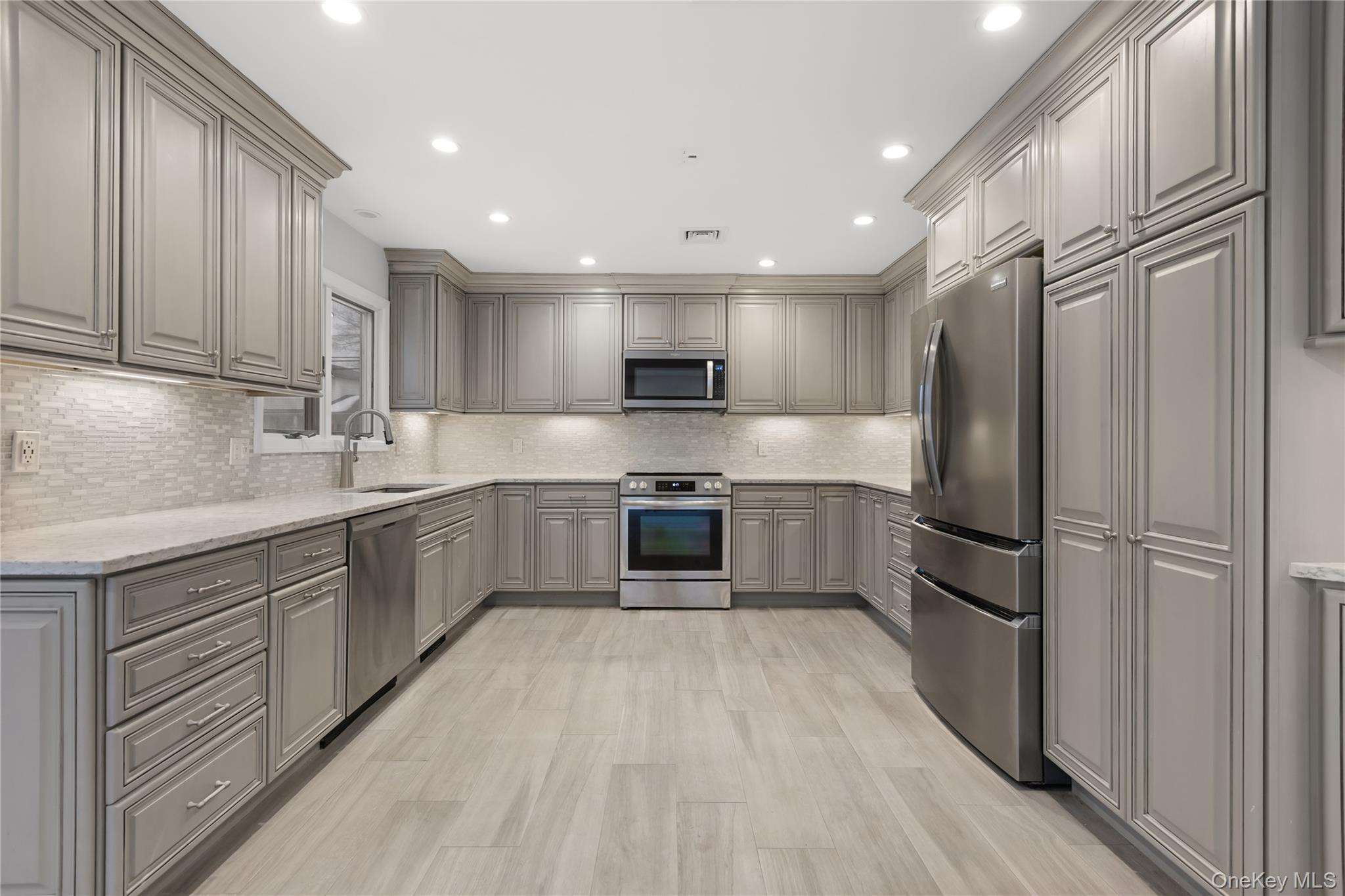 #11 photo, 339 Halbert Drive, سوفولك Holbrook , NY 11741