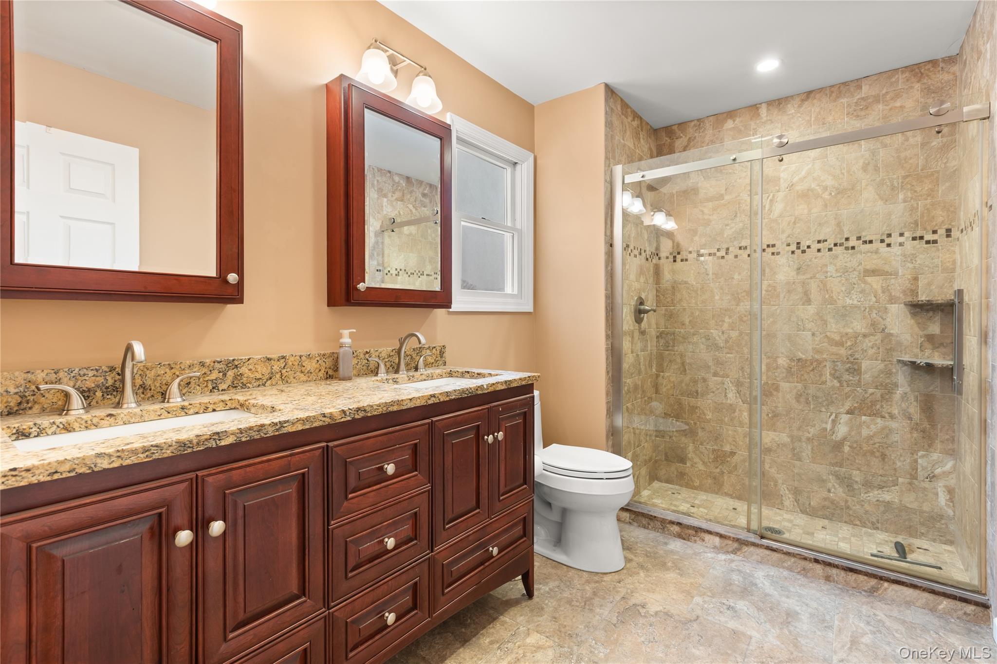 #18 photo, 339 Halbert Drive, سوفولك Holbrook , NY 11741