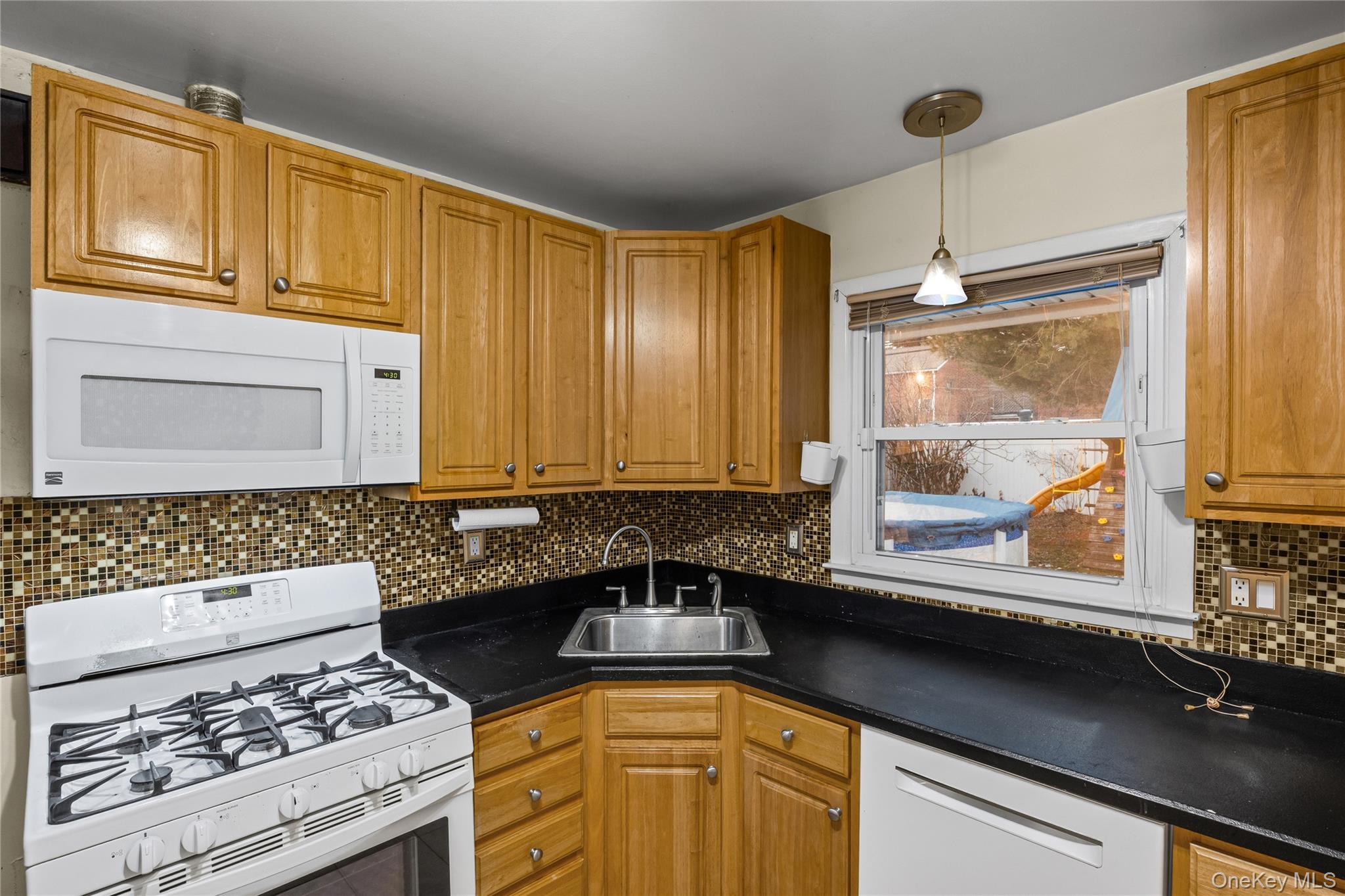 #11 photo, 70 Princess Street, नासाउ काउंटी Hicksville , NY 11801