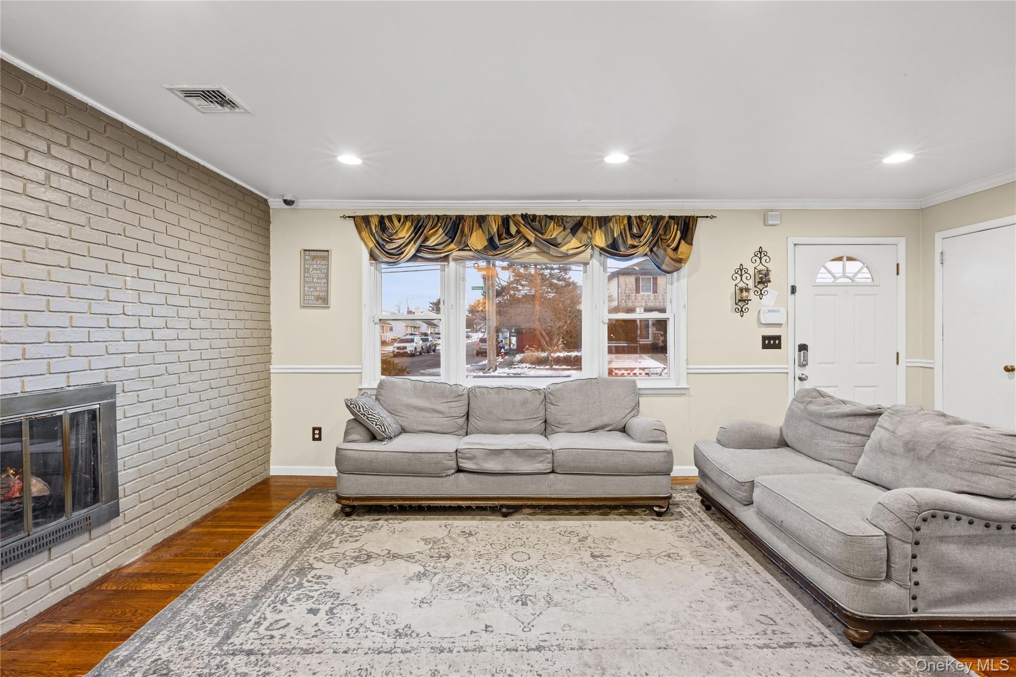 #4 photo, 70 Princess Street, नासाउ काउंटी Hicksville , NY 11801