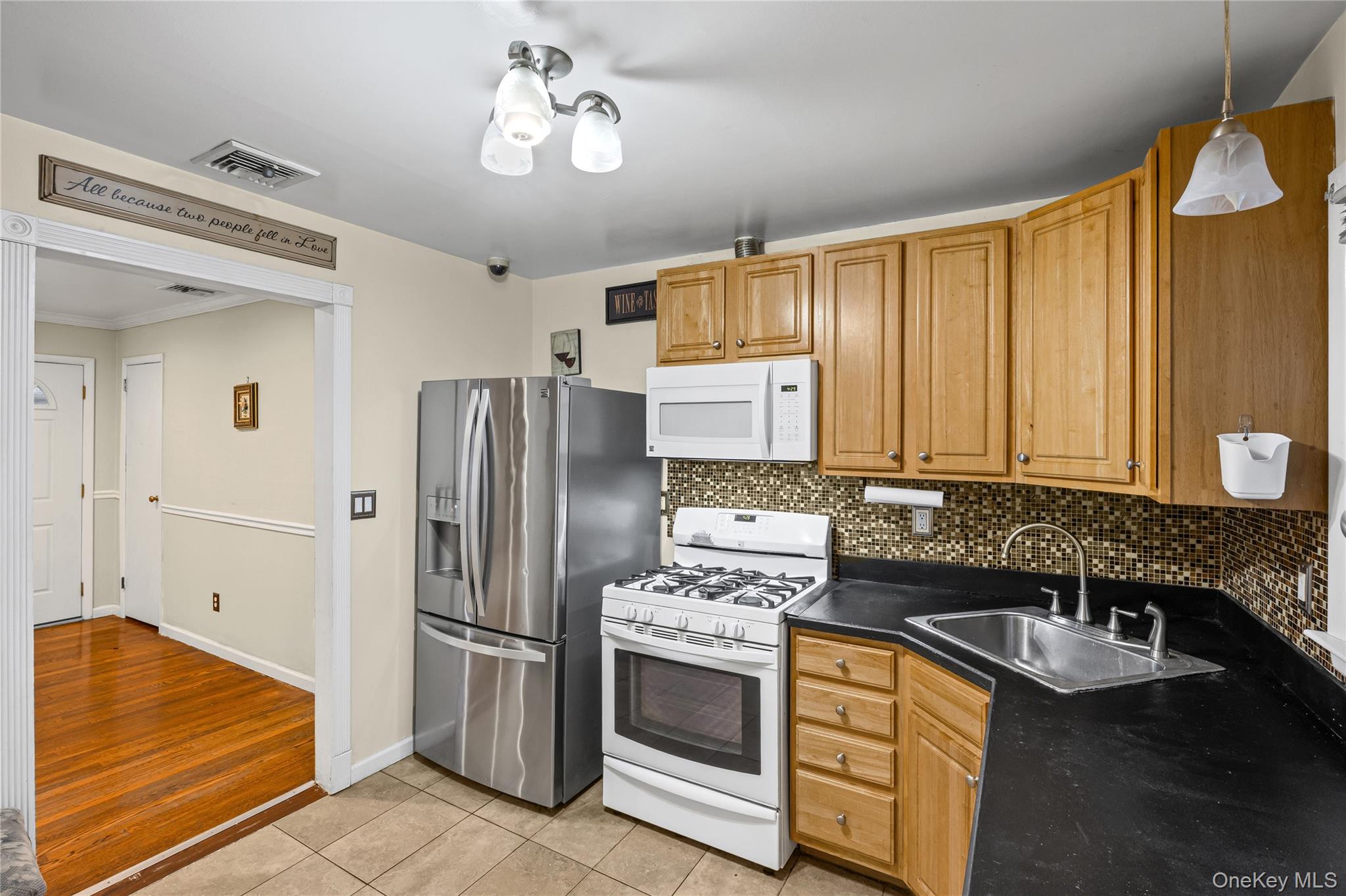 #9 photo, 70 Princess Street, नासाउ काउंटी Hicksville , NY 11801