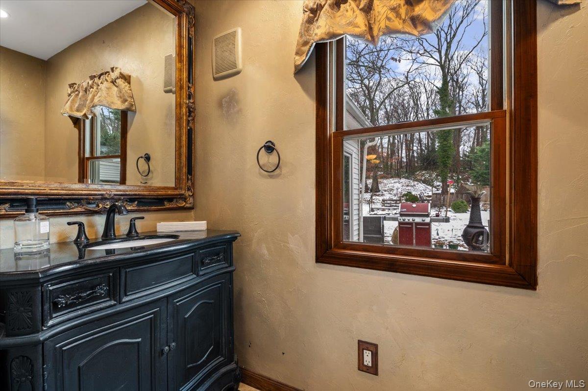 #19 photo, 33 Fleets Cove Road, Huntington , NY 11743