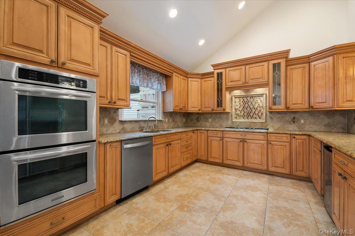 #6 photo, 33 Fleets Cove Road, Huntington , NY 11743