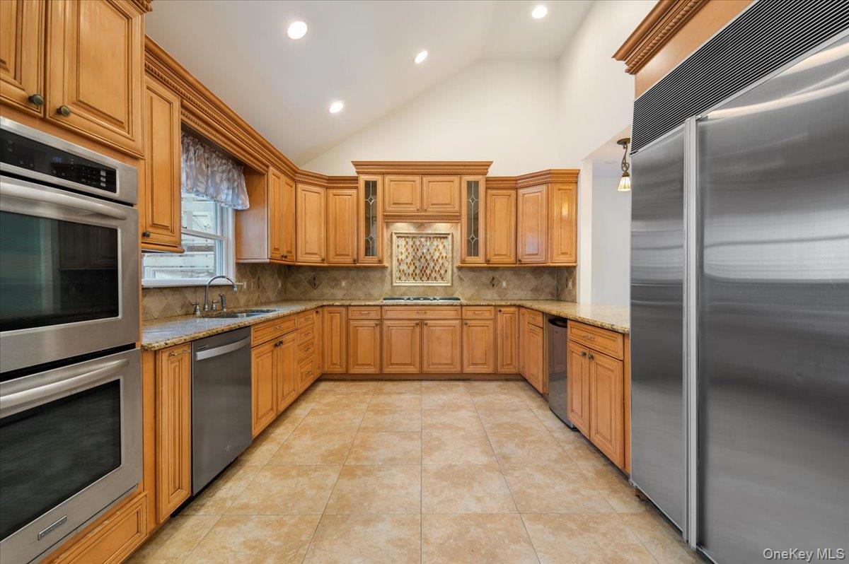 #7 photo, 33 Fleets Cove Road, Huntington , NY 11743