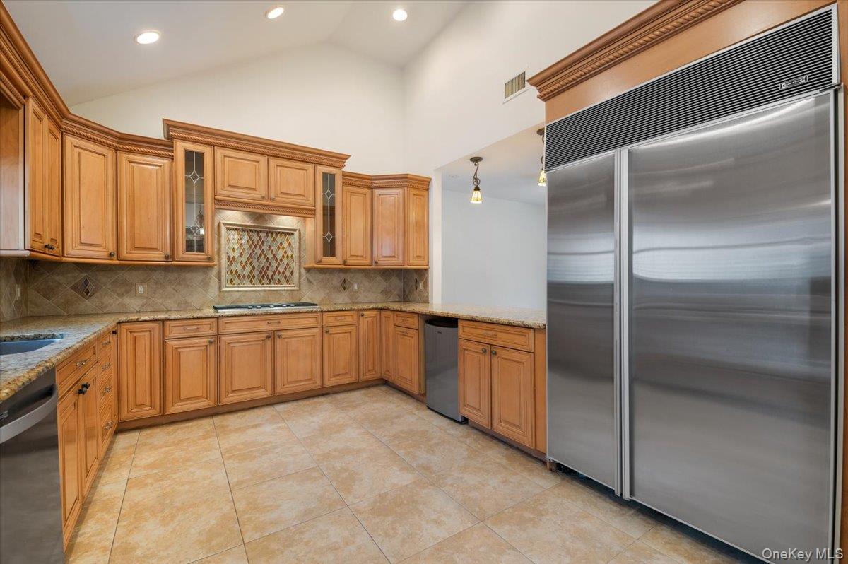 #8 photo, 33 Fleets Cove Road, Huntington , NY 11743