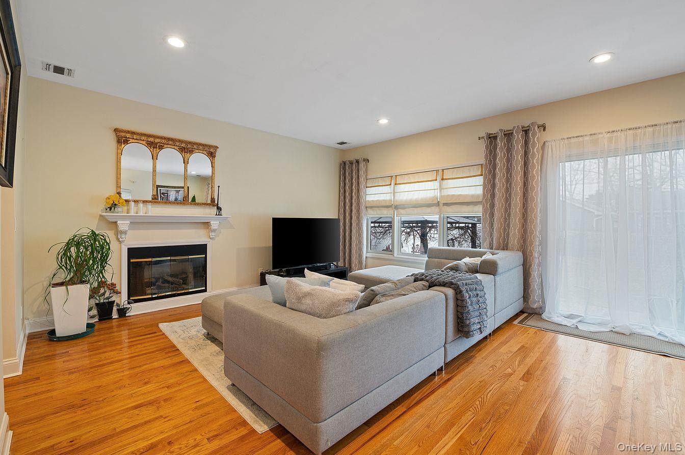 #3 photo, 322 Elmore Avenue, 長島 East Meadow , NY 11554