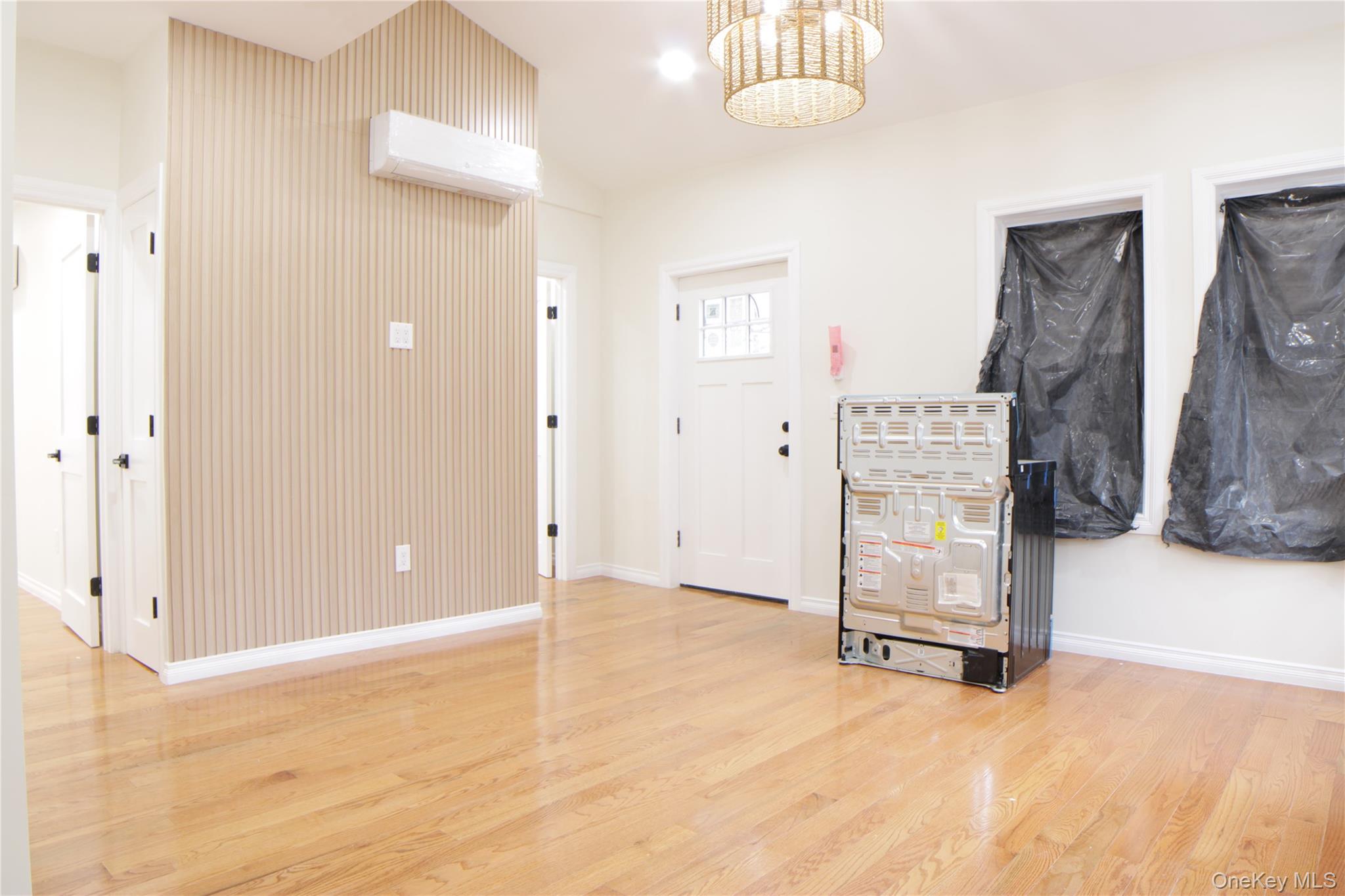 #3 photo, 22011 94th Drive, كوينز Queens Village , NY 11428