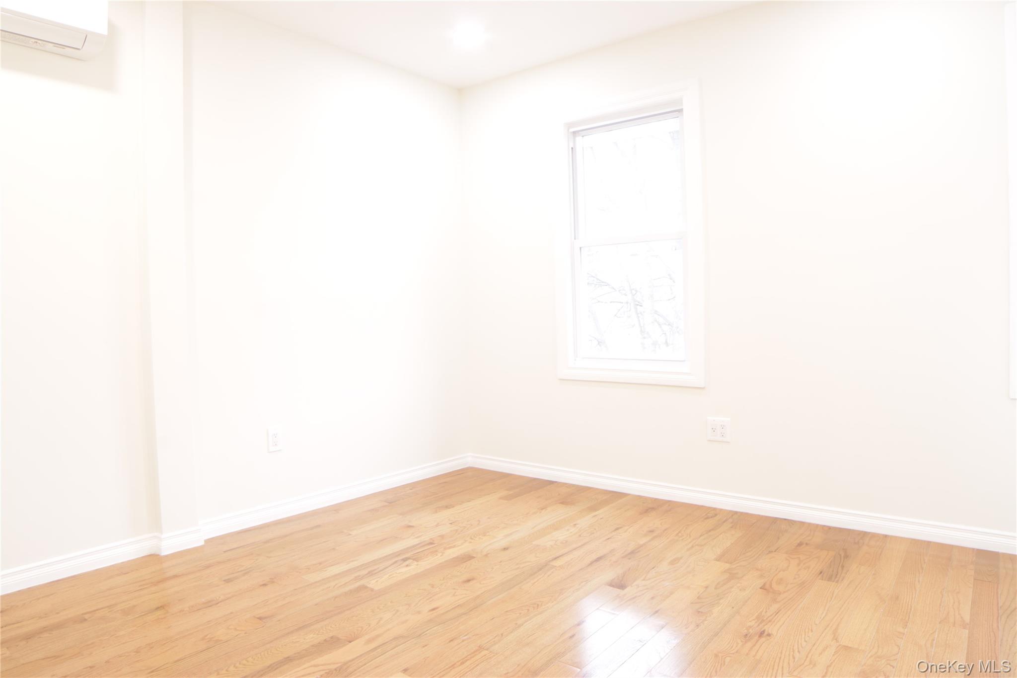 #4 photo, 22011 94th Drive, كوينز Queens Village , NY 11428