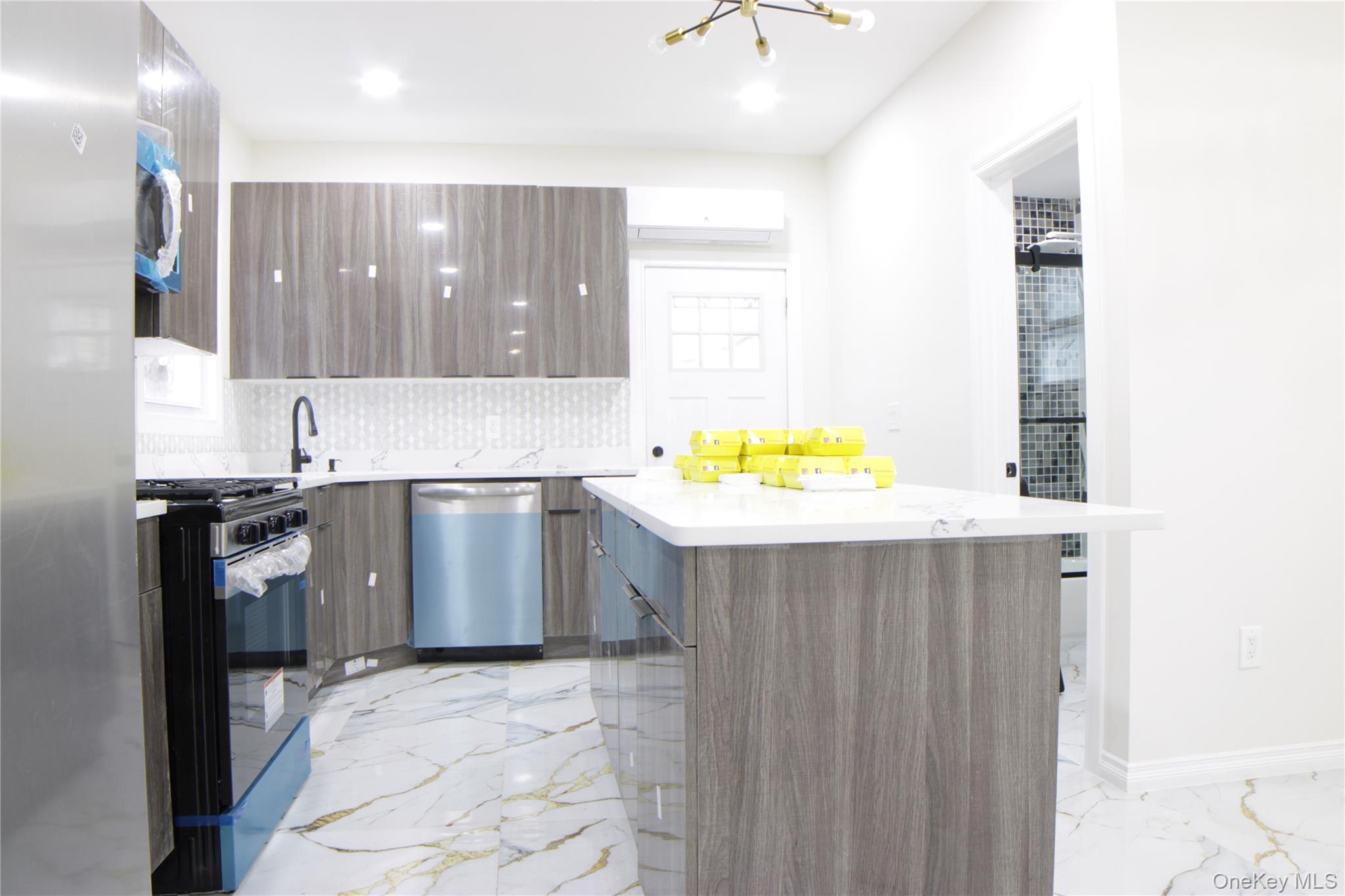 #6 photo, 22011 94th Drive, كوينز Queens Village , NY 11428