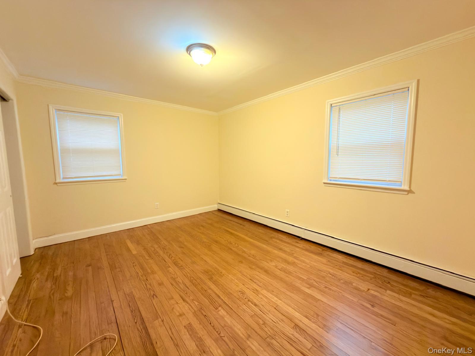 #11 photo, 35 N 16th Street, מחוז סאפוק Wheatley Heights , NY 11798