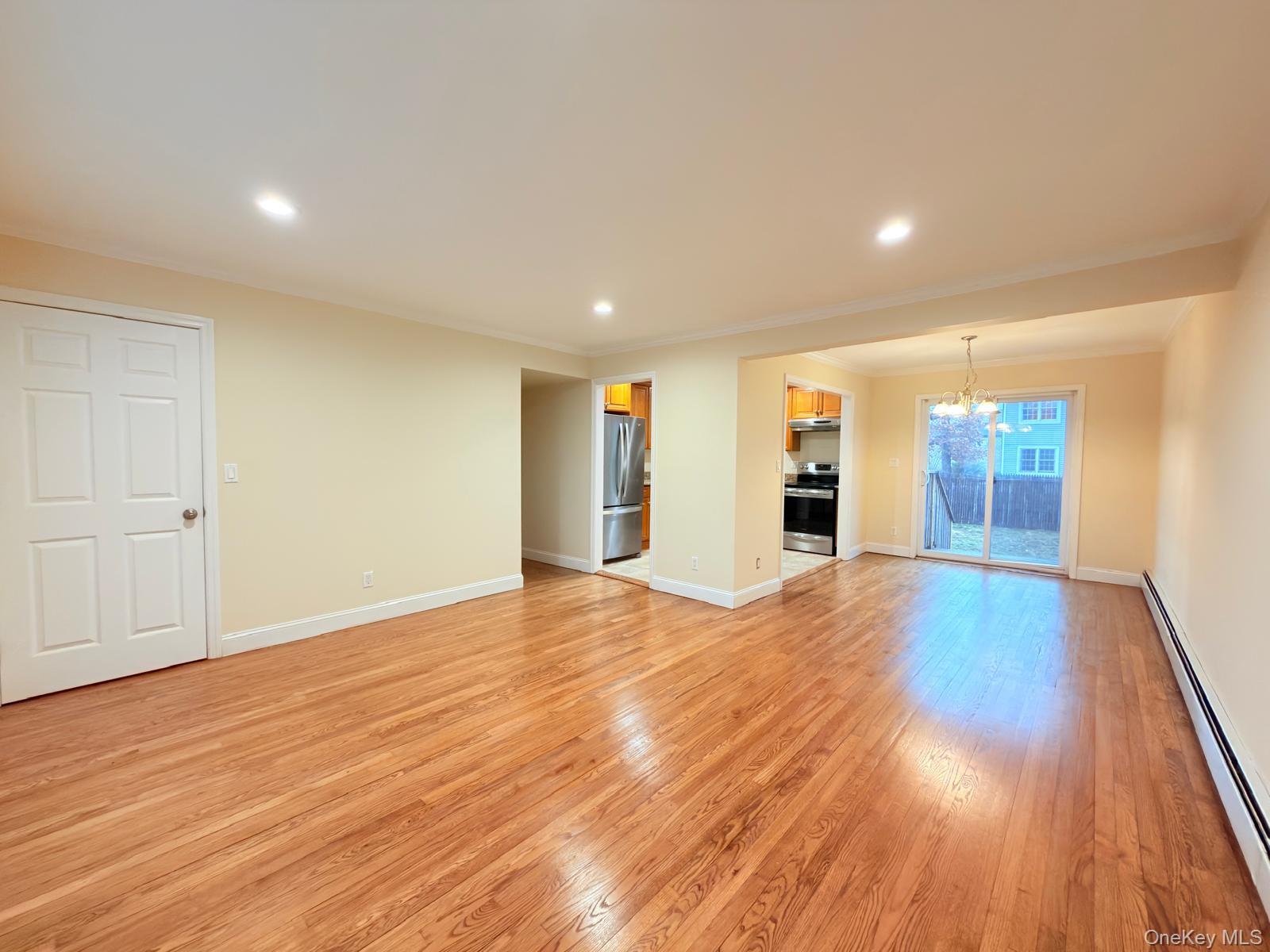 #2 photo, 35 N 16th Street, מחוז סאפוק Wheatley Heights , NY 11798