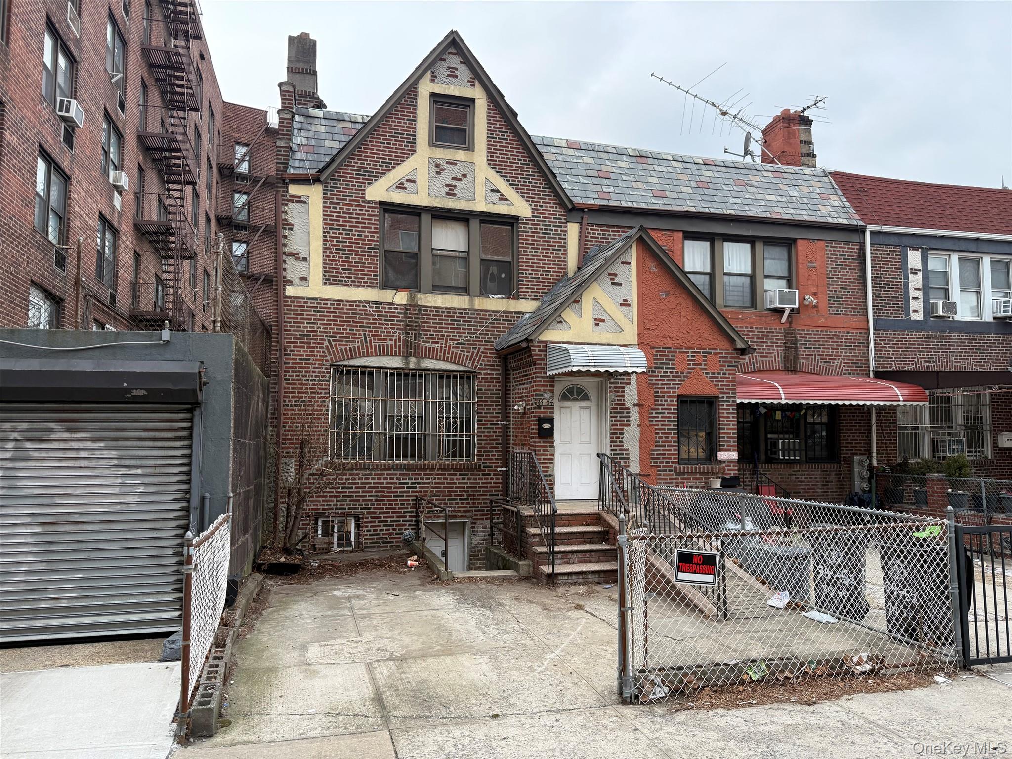 #1 photo, 34-54 70th, קווינס Jackson Heights , NY 11372