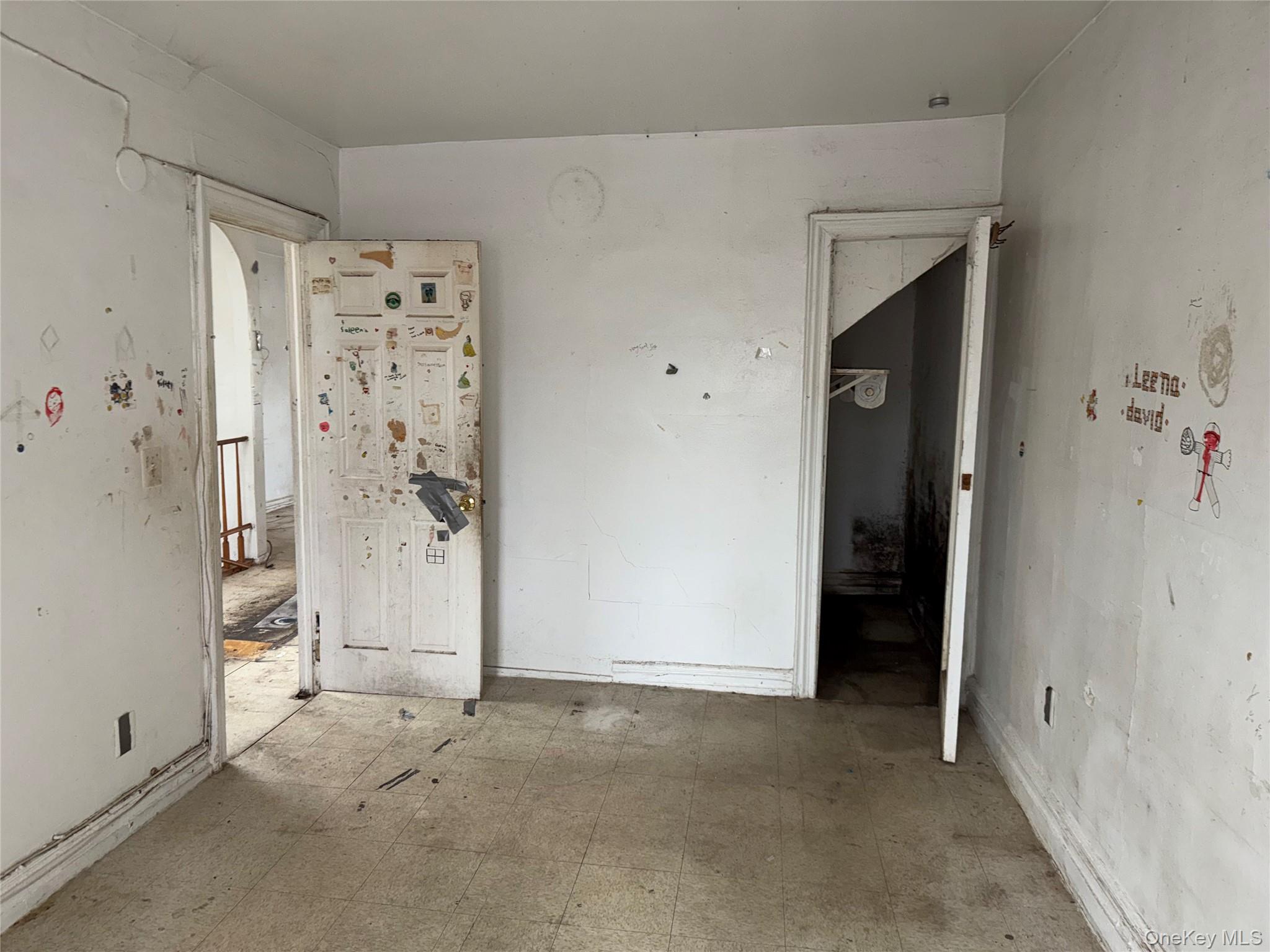 #10 photo, 34-54 70th, קווינס Jackson Heights , NY 11372