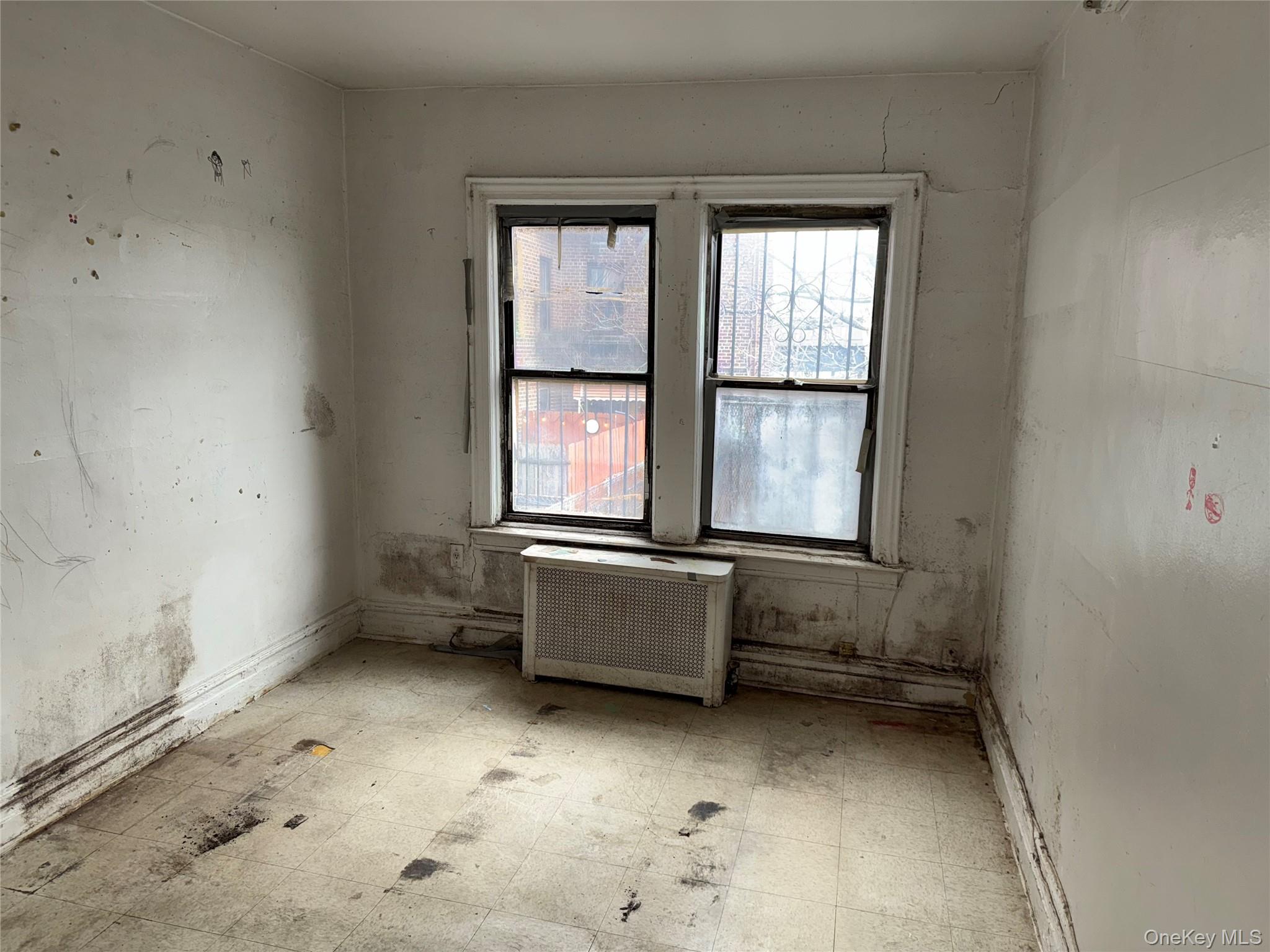 #9 photo, 34-54 70th, קווינס Jackson Heights , NY 11372