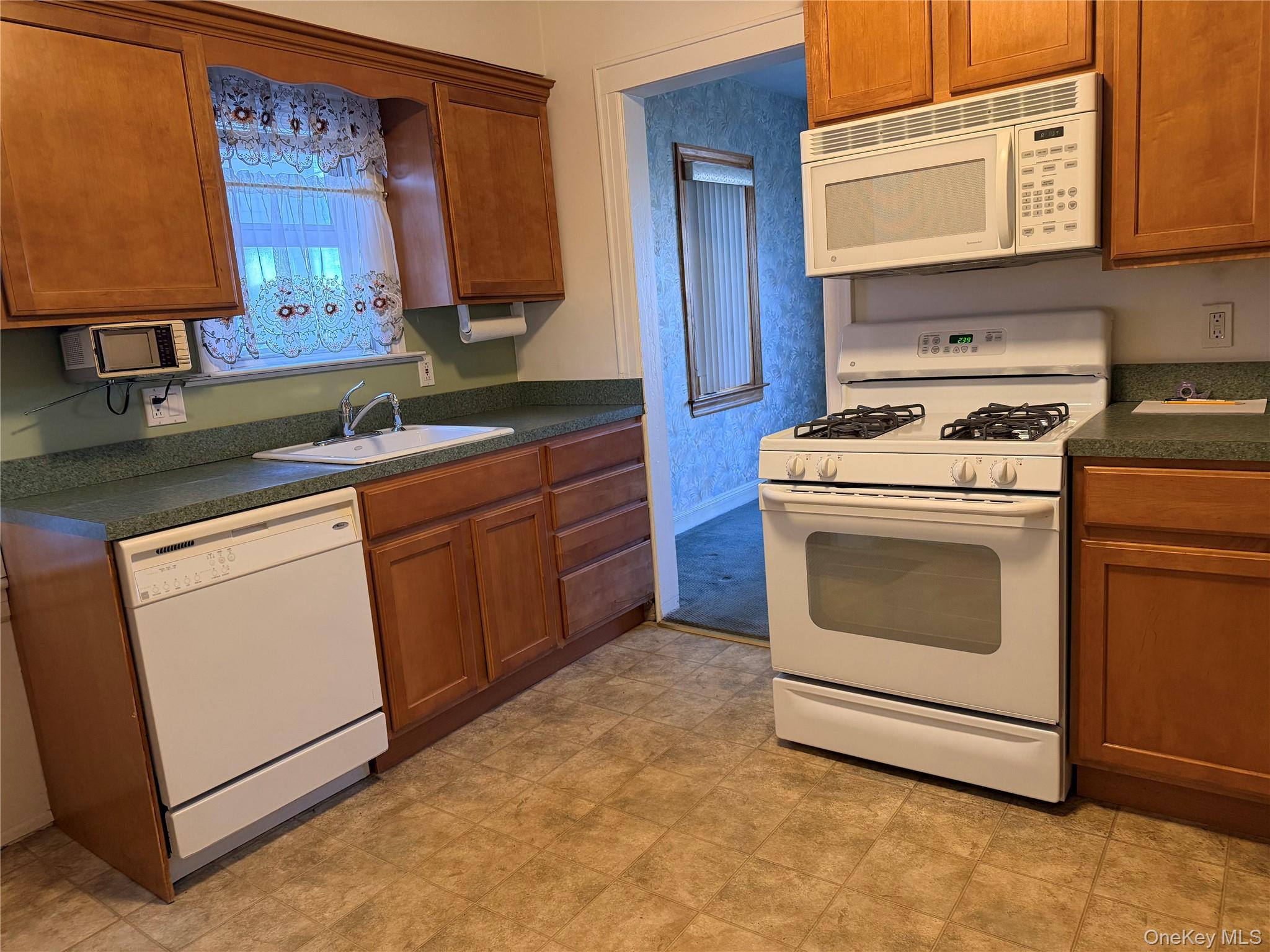 #11 photo, 142 Kamda Boulevard, 롱 아일랜드 New Hyde Park , NY 11040