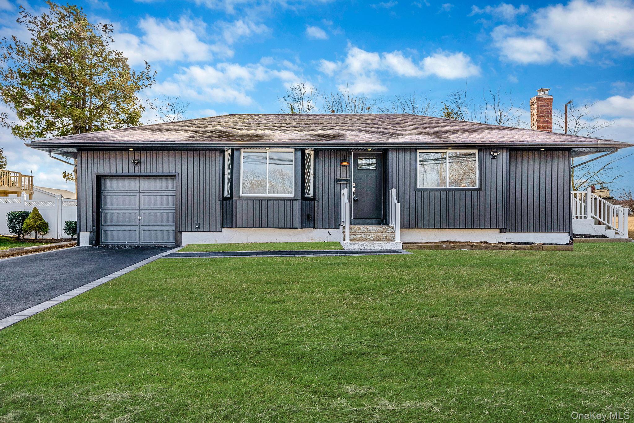 #1 photo, 20 Bowling Lane, 东长岛 鹿园 Deer Park , NY 11729