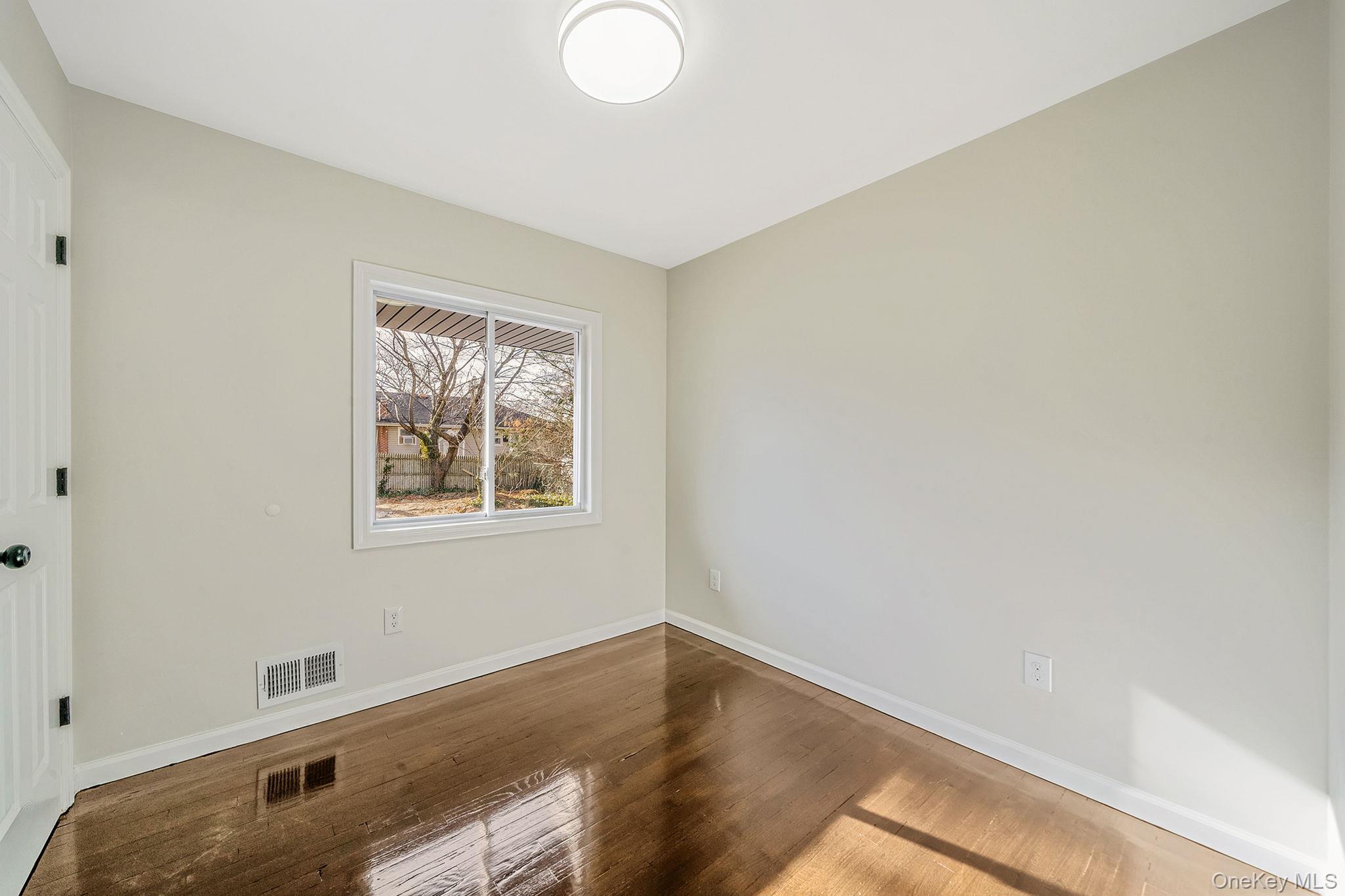 #14 photo, 20 Bowling Lane, 东长岛 鹿园 Deer Park , NY 11729