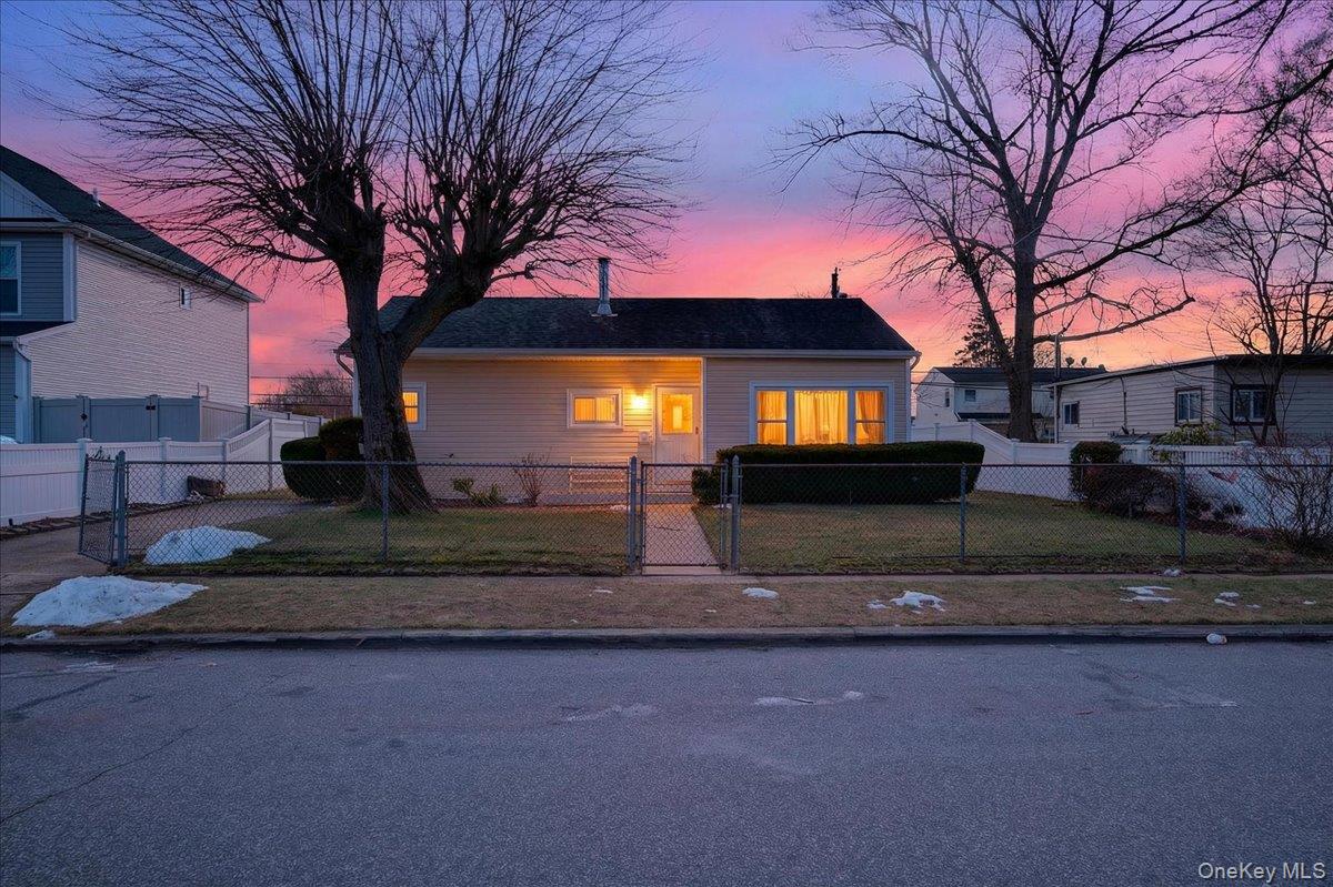 #1 photo, 21 Somerset Road, 롱 아일랜드 Amityville , NY 11701