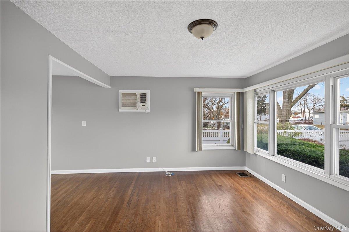 #4 photo, 21 Somerset Road, 롱 아일랜드 Amityville , NY 11701