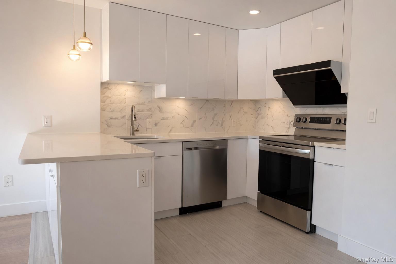 #3 photo, 52-16 Roosevelt Avenue, वुडसाइड Woodside , NY 11377