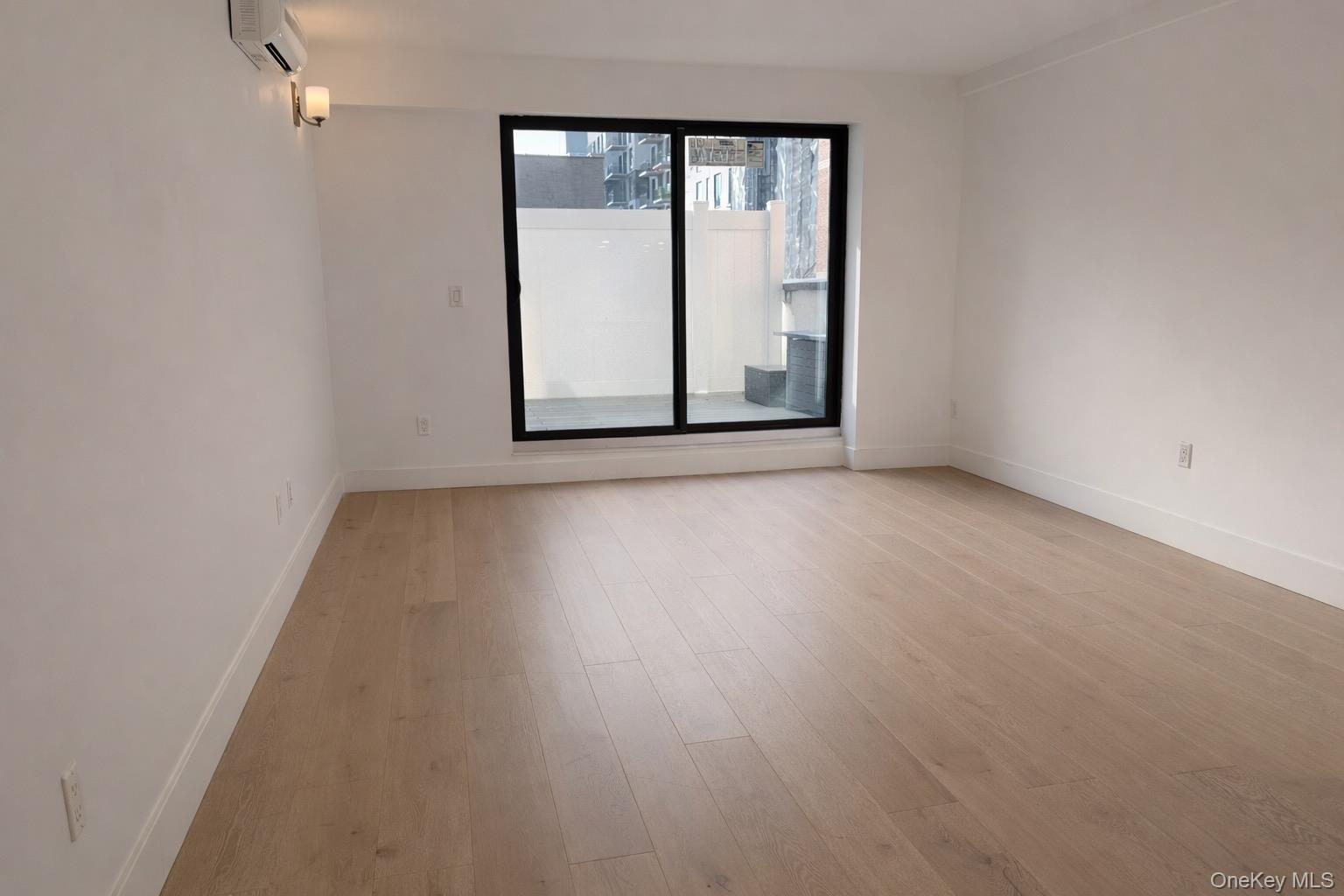 #4 photo, 52-16 Roosevelt Avenue, वुडसाइड Woodside , NY 11377