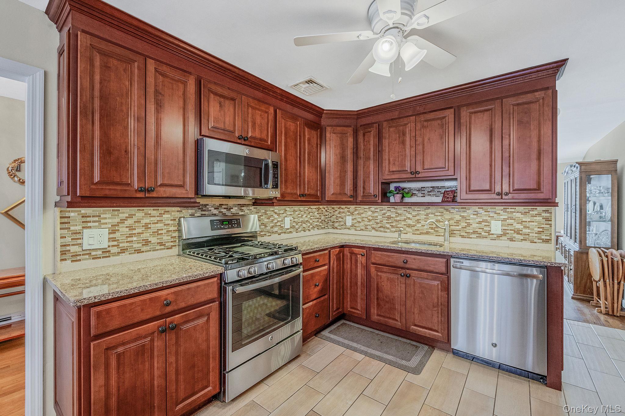 #10 photo, 2 Greenpine Court, 롱 아일랜드 Dix Hills , NY 11746