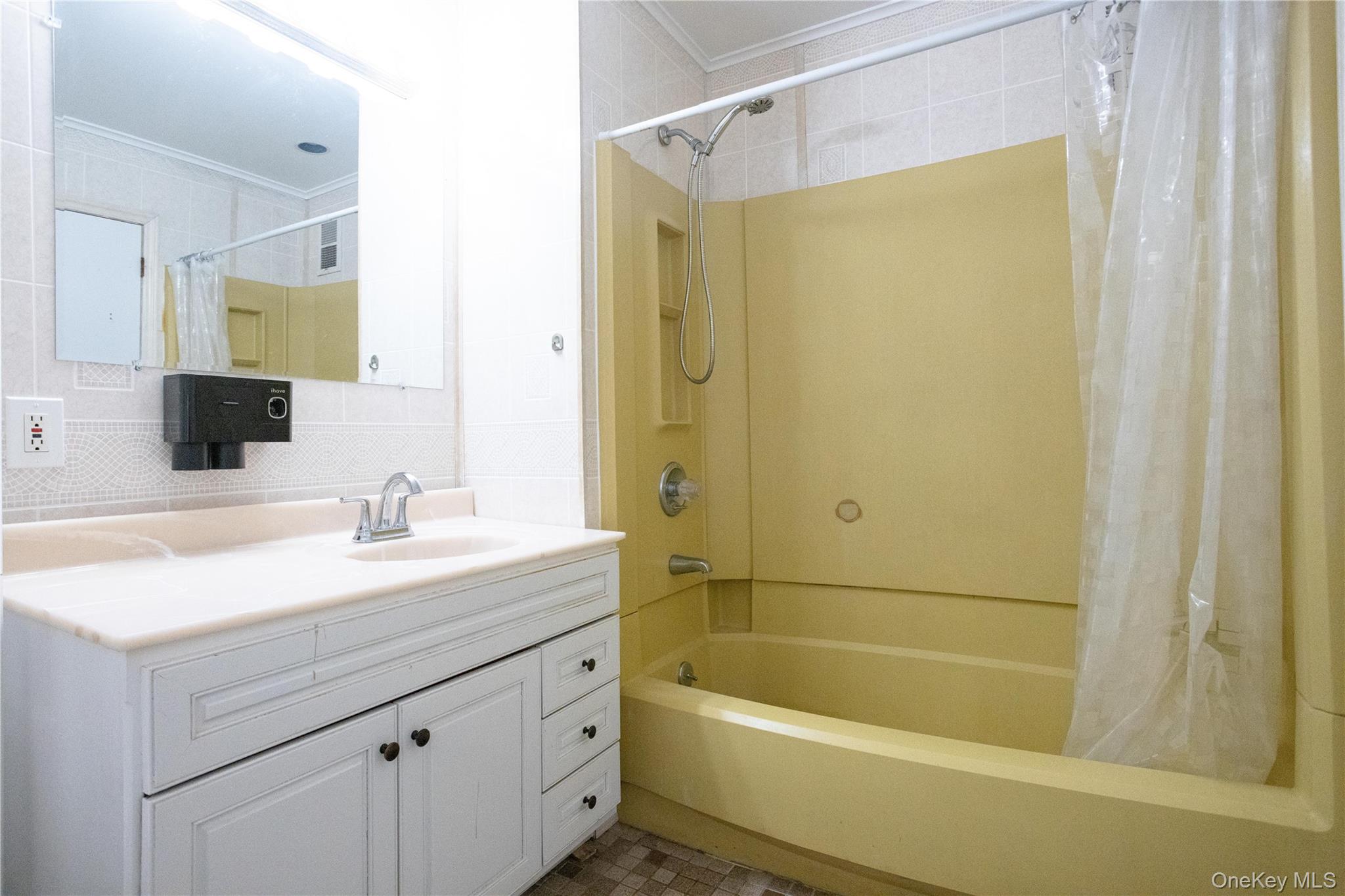 #13 photo, 43-18 214  Place, बेसाइड Bayside , NY 11361