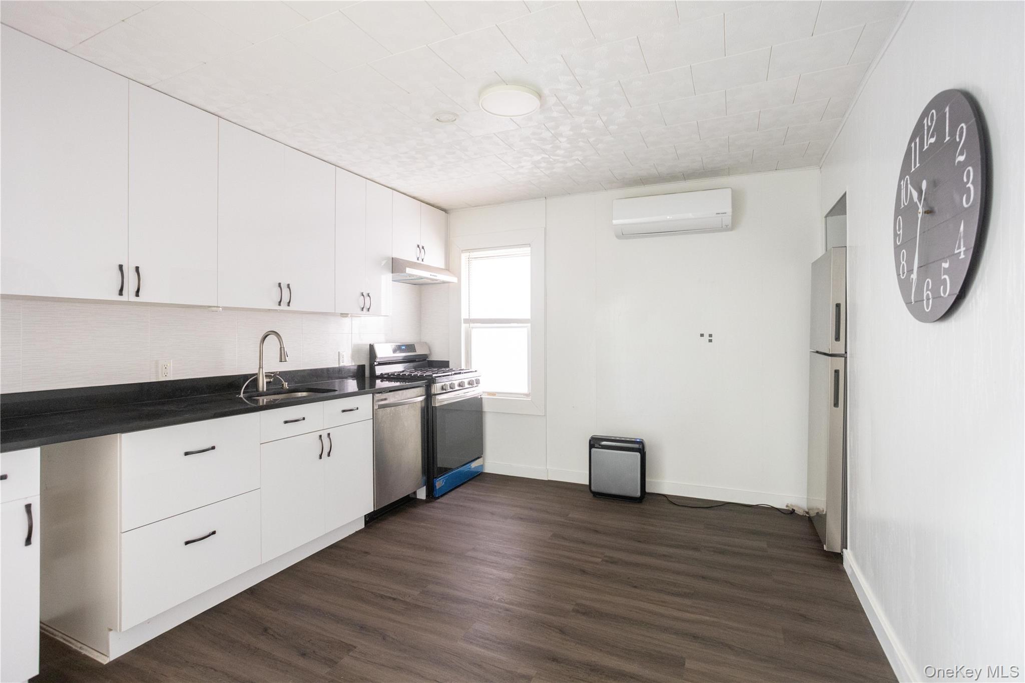 #7 photo, 43-18 214  Place, बेसाइड Bayside , NY 11361