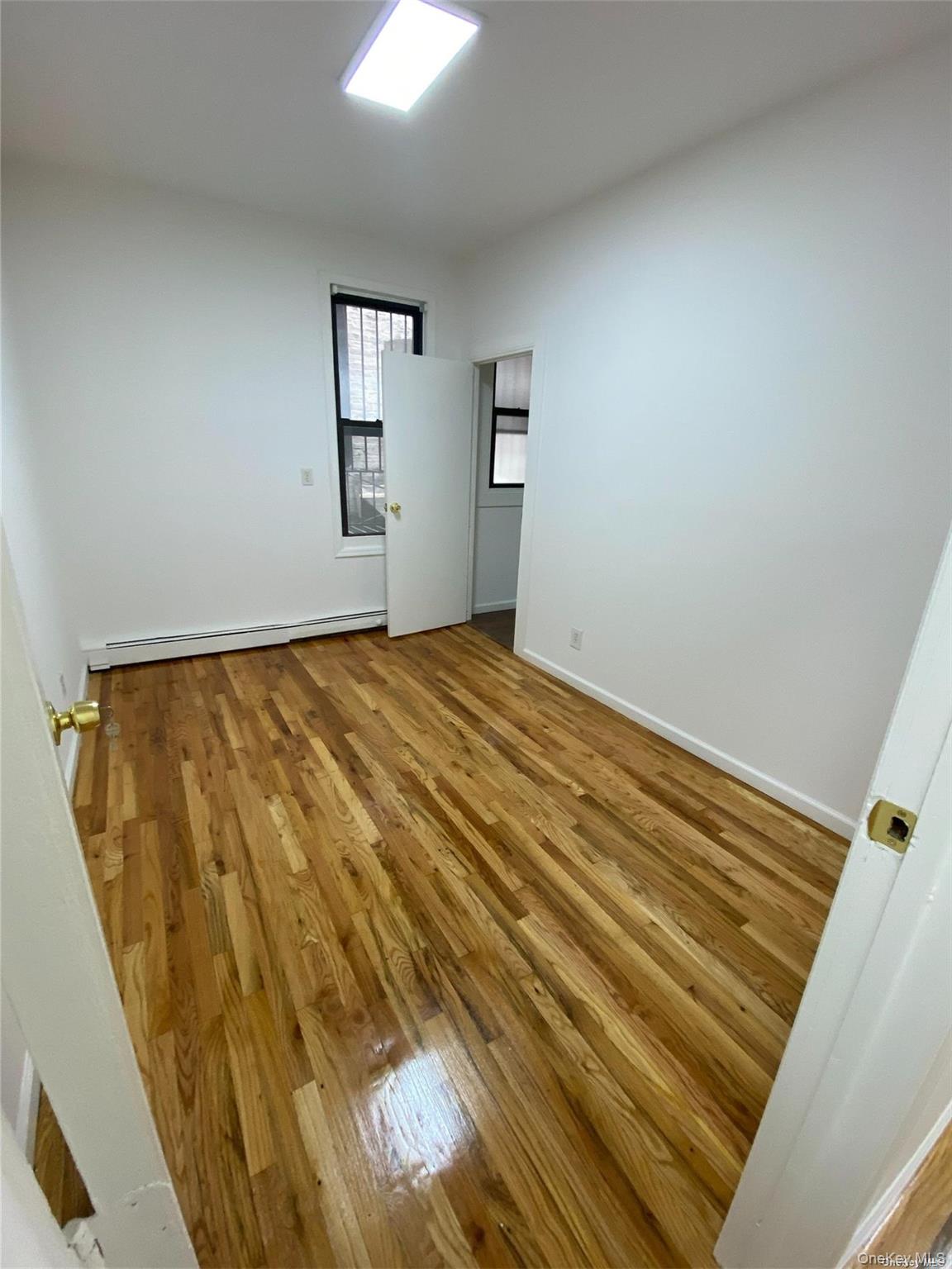 #6 photo, 40-28 82nd Street, कुईंस Elmhurst , NY 11373