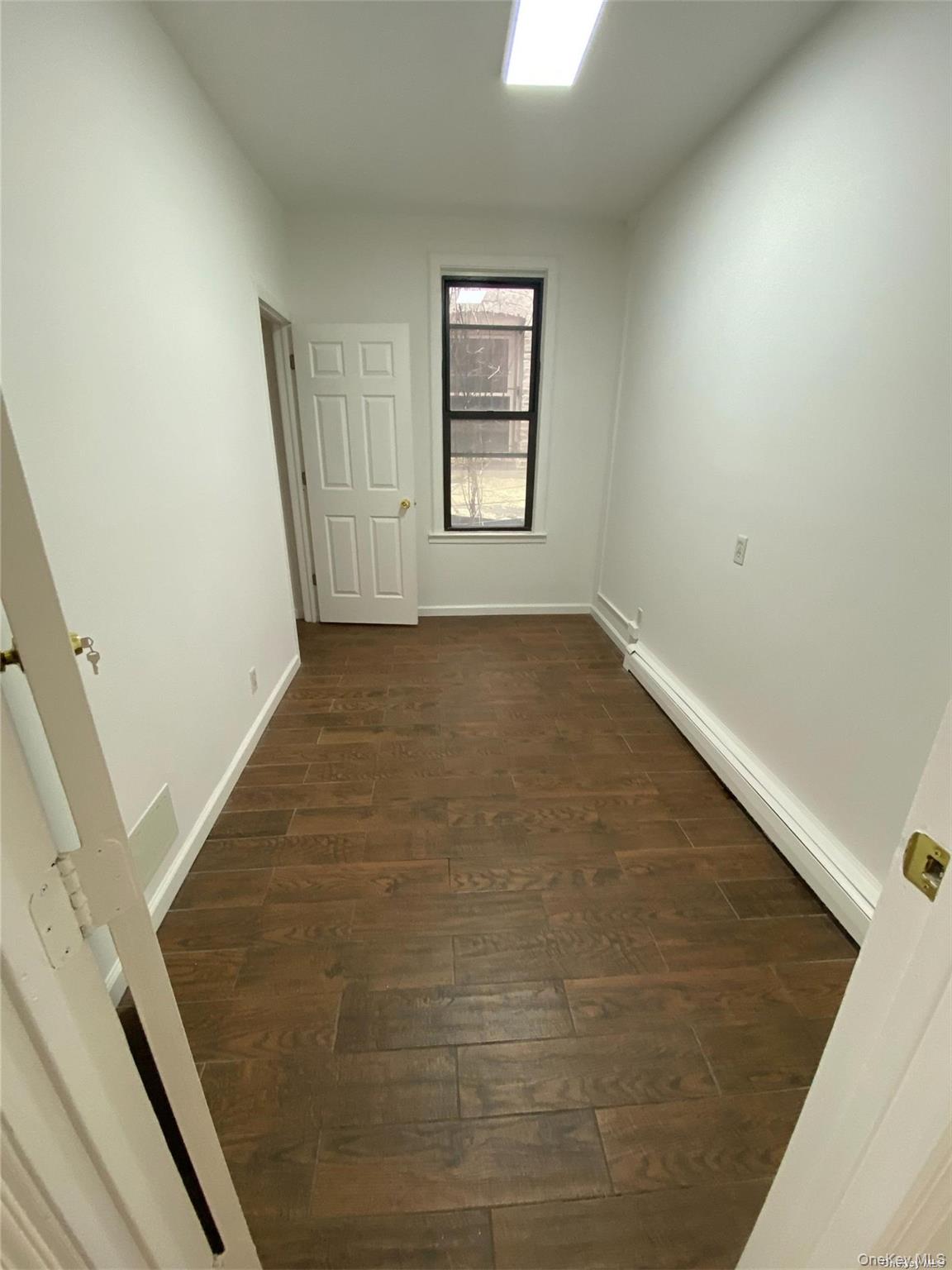 #7 photo, 40-28 82nd Street, कुईंस Elmhurst , NY 11373