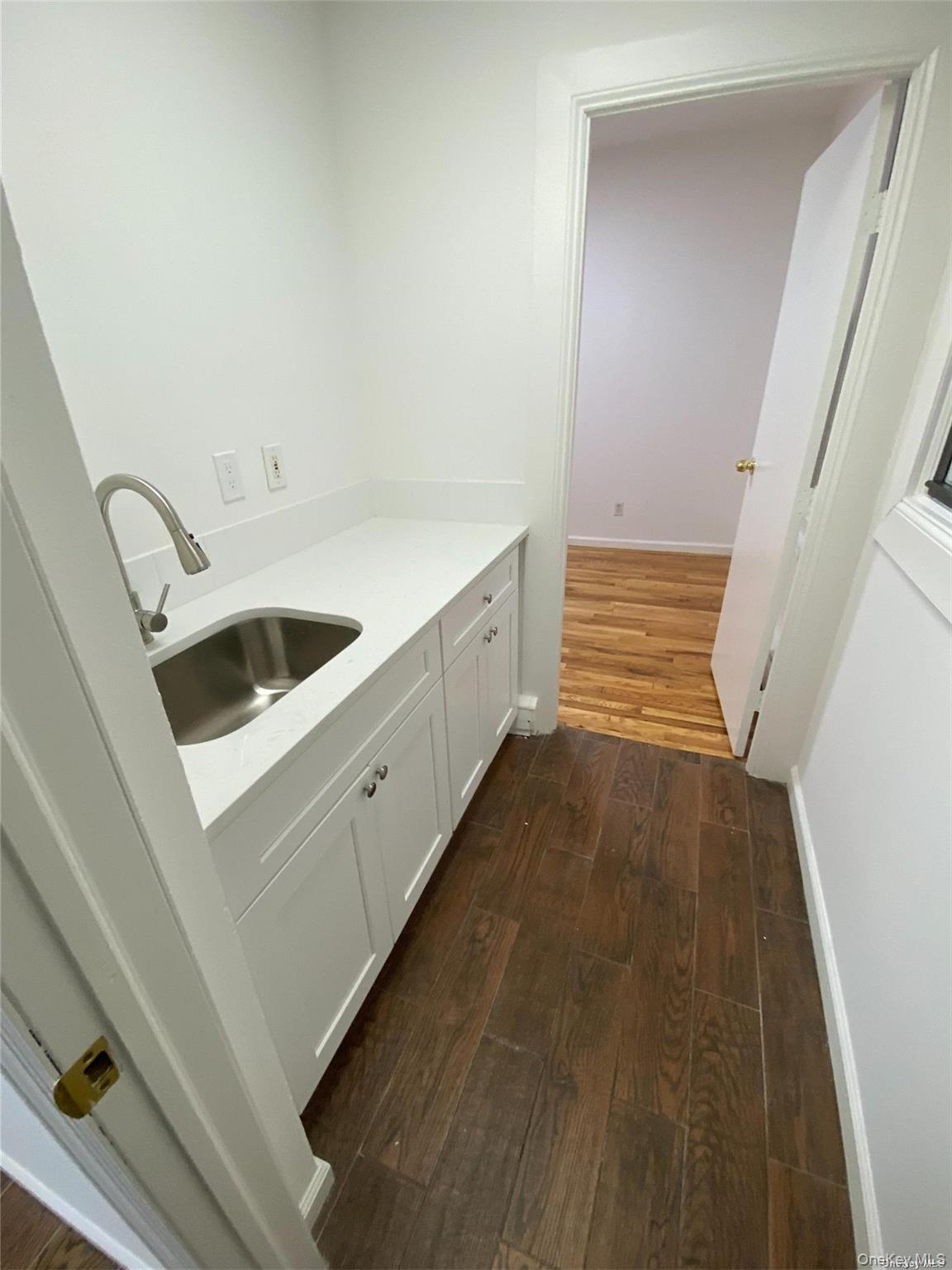 #8 photo, 40-28 82nd Street, कुईंस Elmhurst , NY 11373