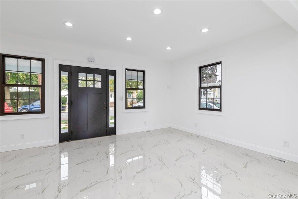 #3 photo, 245 Garfield Avenue, Mineola , NY 11501