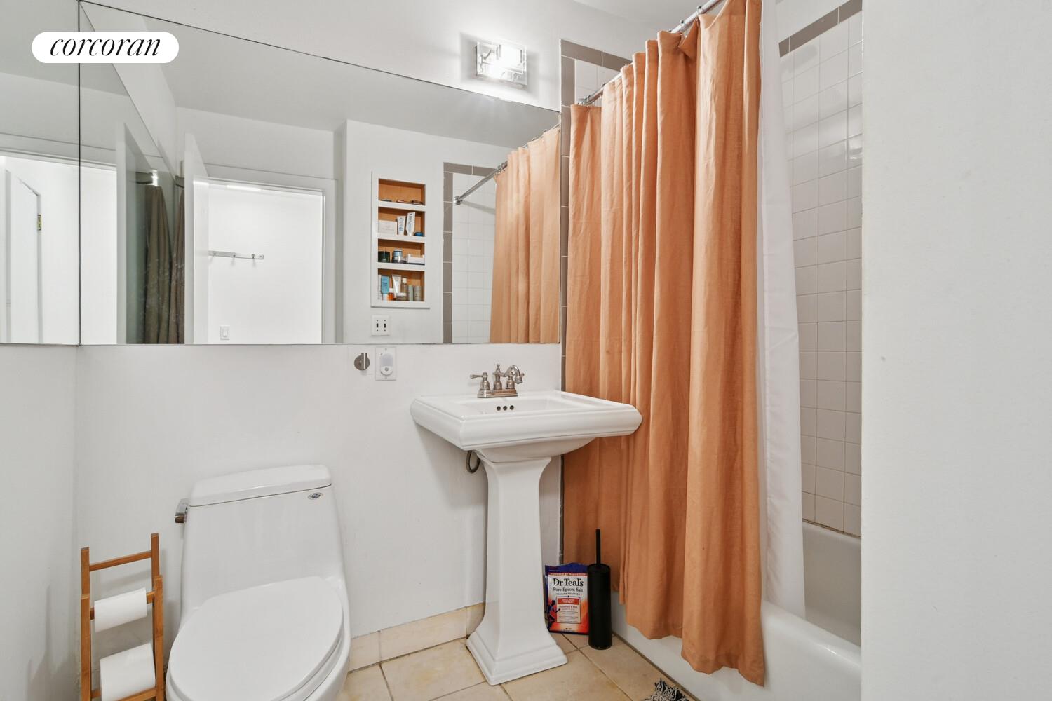 #9 photo, 216 E 7TH Street, Манхэттен ‖ East Village , NY 10009