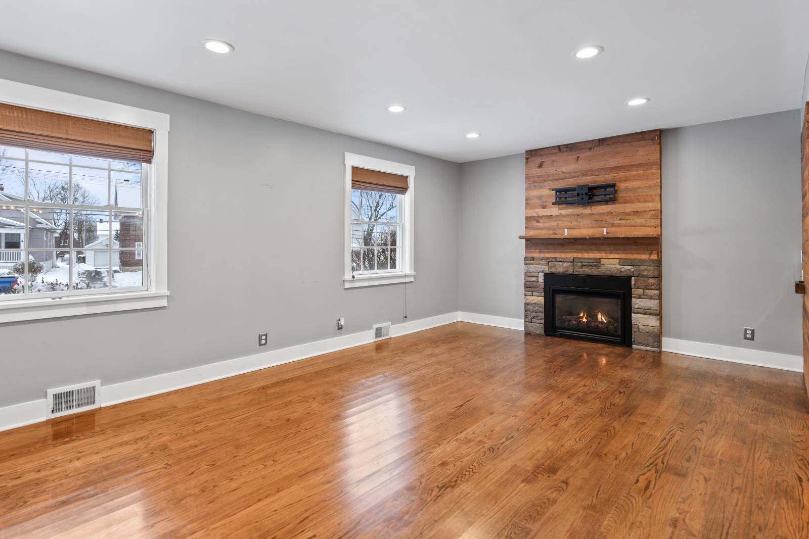 #7 photo, 9 Van Dyke, Amsterdam , NY 12010