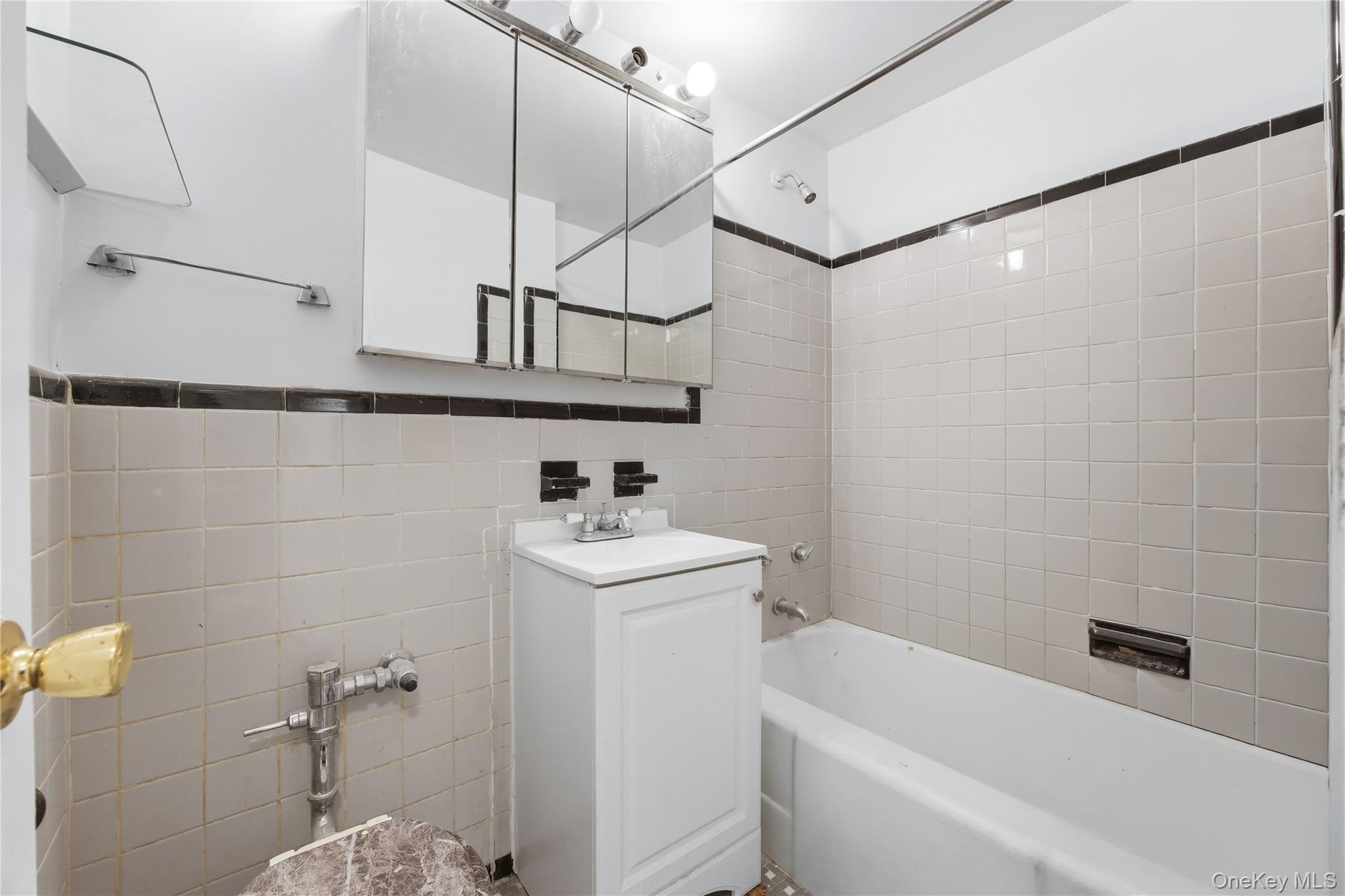 #15 photo, 110-45 Queens Blvd, Forest Hills , NY 11375