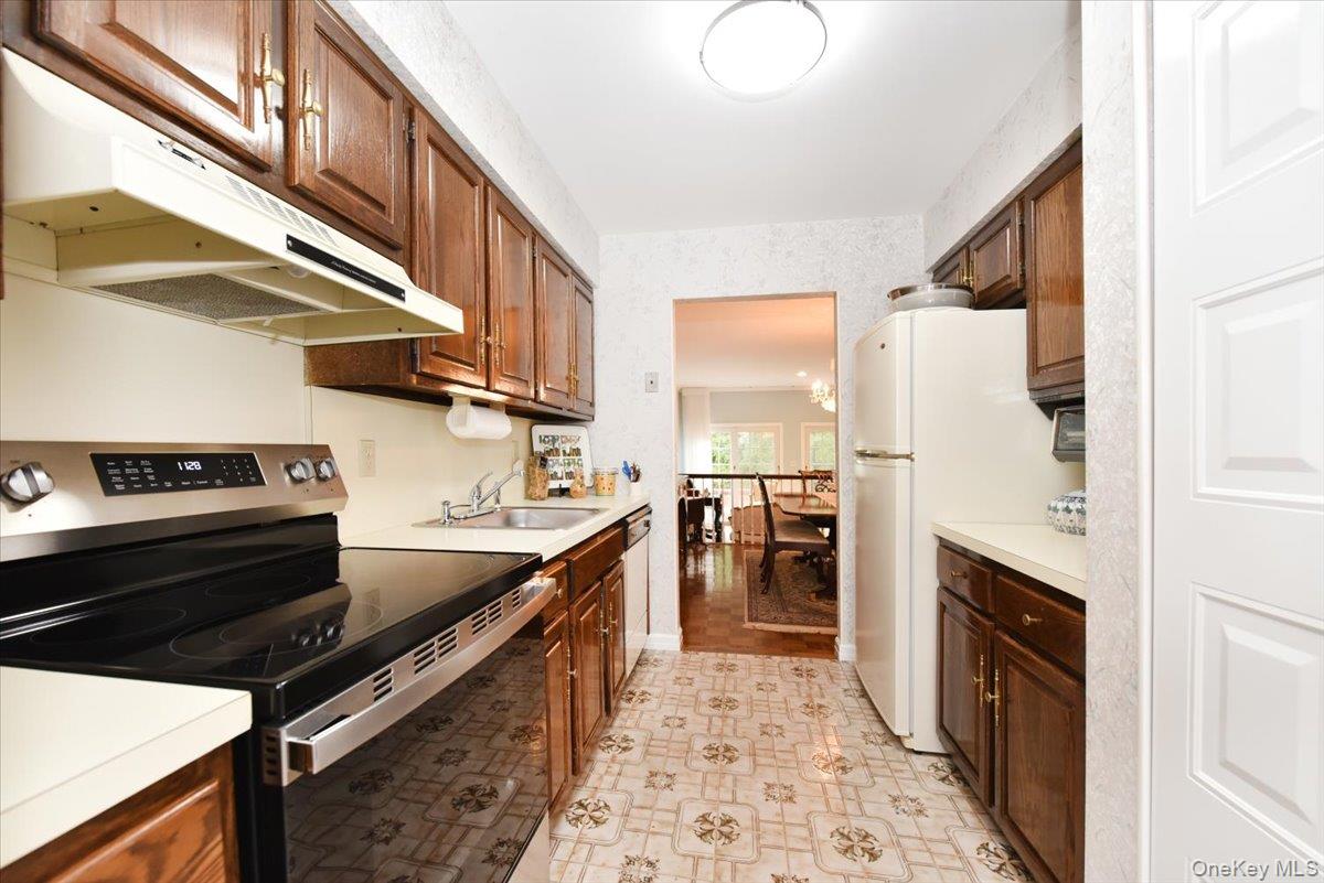 #15 photo, 10 Southgate Circle, Massapequa Park , NY 11762