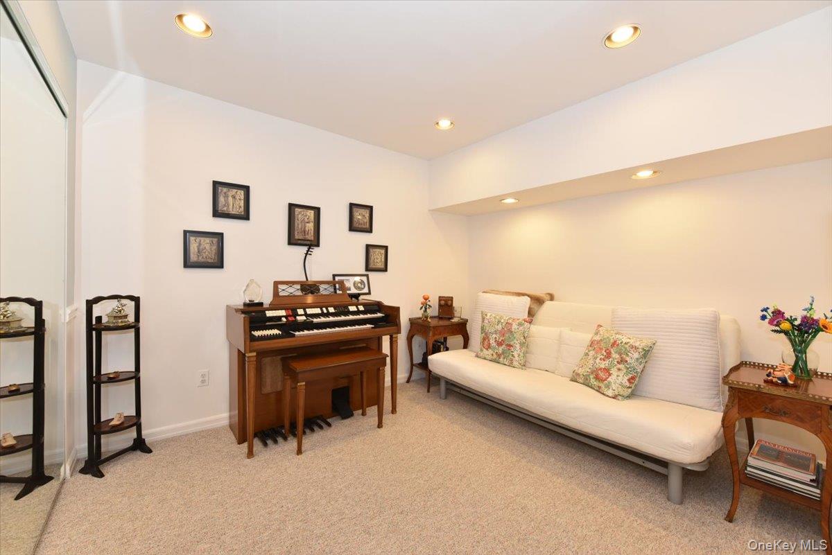 #17 photo, 10 Southgate Circle, Massapequa Park , NY 11762