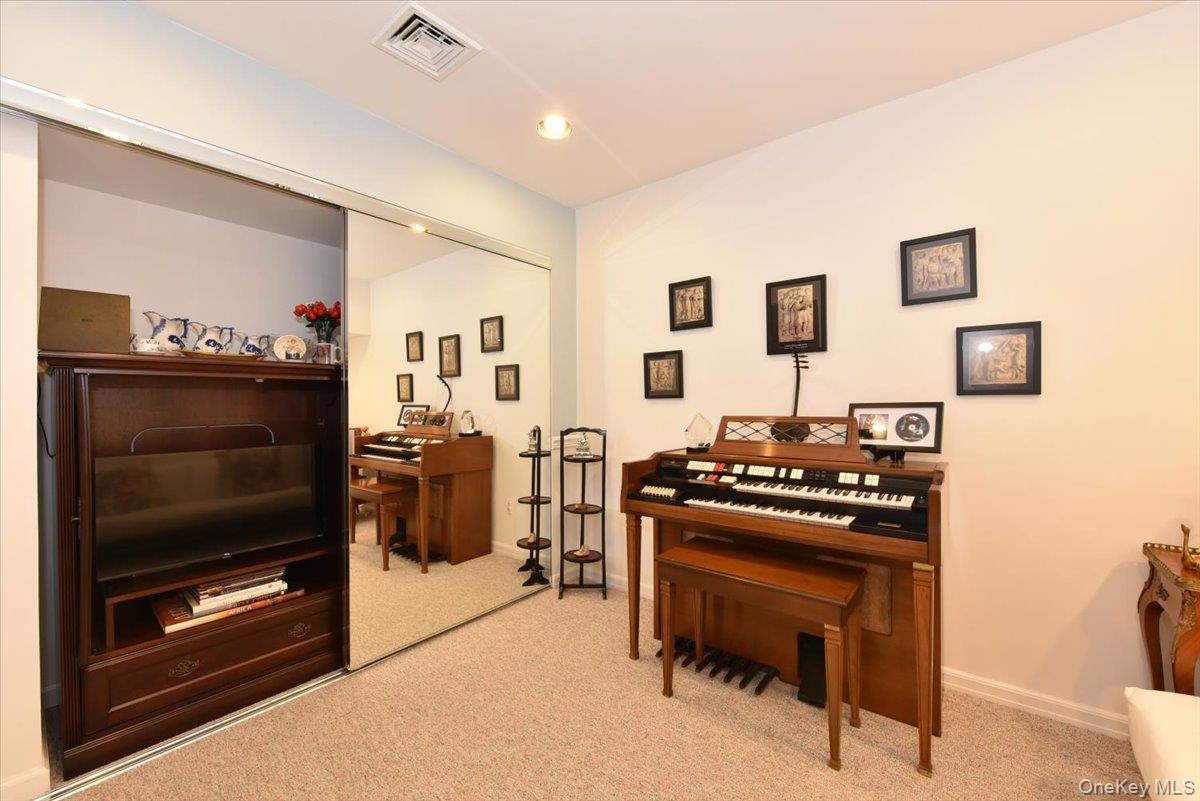 #18 photo, 10 Southgate Circle, Massapequa Park , NY 11762