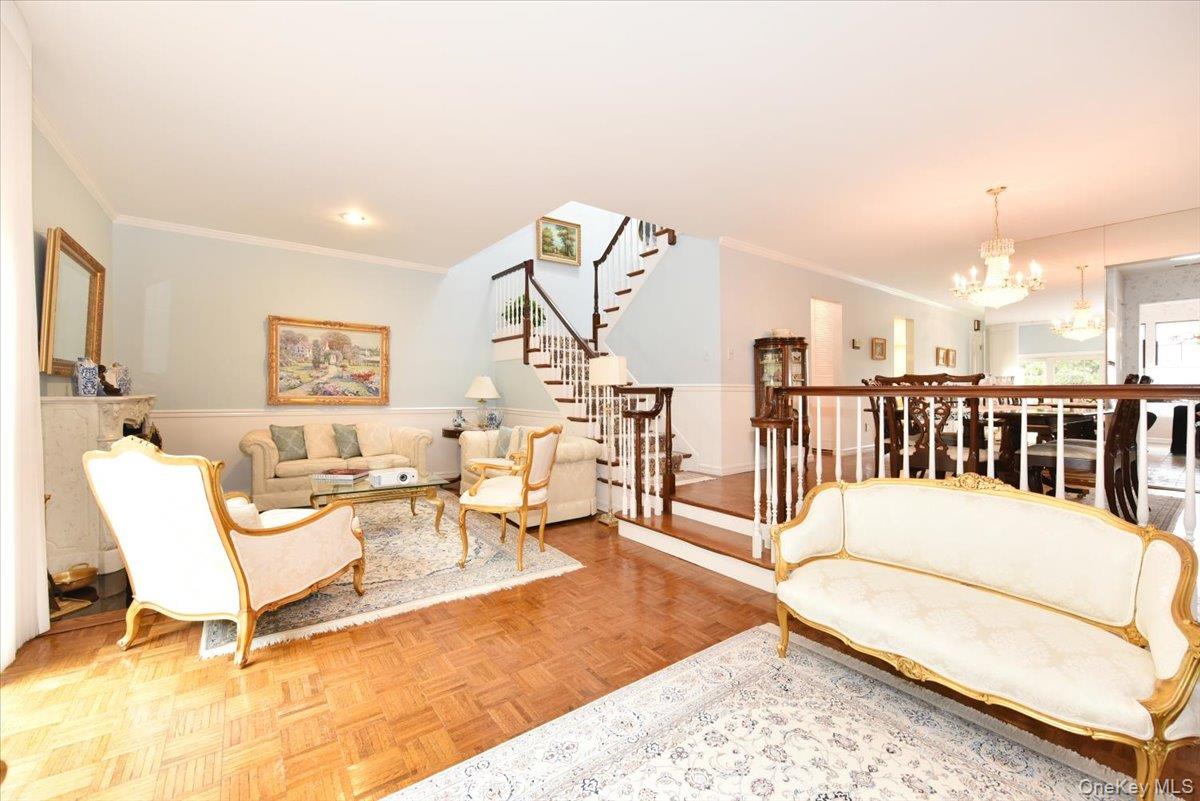 #8 photo, 10 Southgate Circle, Massapequa Park , NY 11762